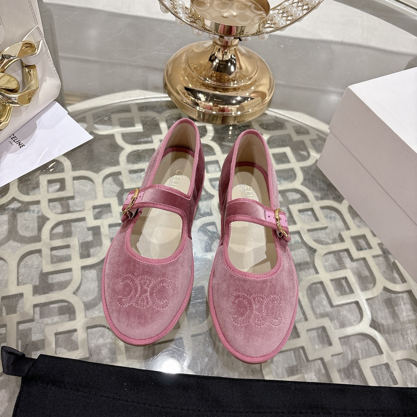 NO:594184,CELINE Celine's latest 2025 autumn and winter catwalk style Mary Jane shoes. Many Internet celebrity fashion bloggers have planted grass. They are high-end and comfortable, matching the skirts of goddesses. Irregular small round toe. Full of fashion and femininity. The exclusive flat heels of the evening series have completely impressed me throughout the whole season lookbook. They are simple and yet detailed, easy to wear and not tiring. The upper is imported genuine velvet. The lining is mixed sheepskin. The sole is Italian genuine leather. Size 35-40 (40)  , 41, 42 custom-made (non-refundable), Mary Jane, celine, mary jane, skirts, sheepskin, real silk, Leather soles19860909CELINE思琳2025秋冬最新走秀款 玛丽珍鞋 超多网红时尚博主种草 高级感舒适,配女神们的半身裙 不规则的小圆头 时尚女人味十足 晚宴系列专属平跟鞋贯穿整季lookbook完全戳中我,简单又不失细节,好穿不累脚 鞋面进口真丝绒 内里混种羊皮 鞋底意大利真皮大底 码数35-40（40 、41、42订做不退换）,玛丽珍,celine,mary jane,skirts,sheepskin,real silk,Leather soles,Women's Shoes