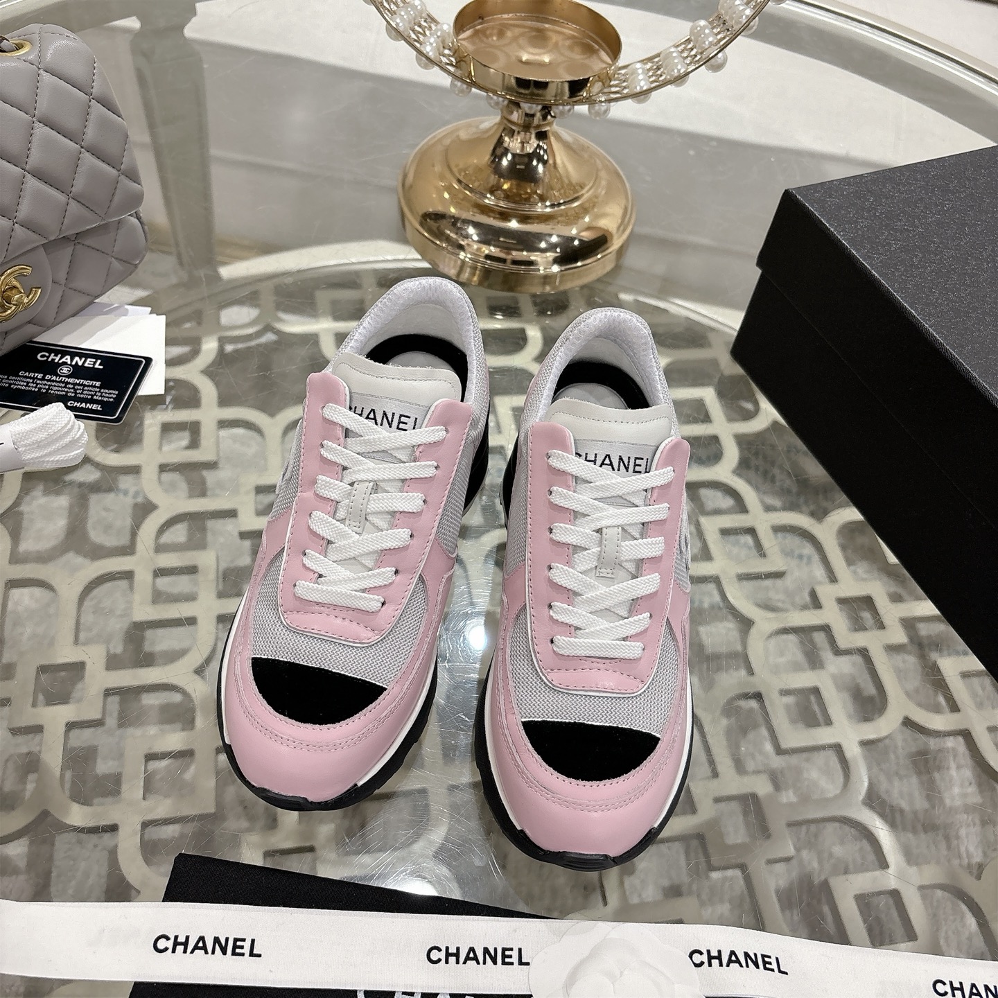 NO:594167,Chan2025 new sports shoes, square and round toe lace-up casual shoes, trendy shoes. This style is definitely Xiaoxiang's hottest thing this season. You can't buy this series at the counter. I wish I could weld it on my feet. It is easy to wear and has a unique style. It is different from the previous style. There is no big logo. It is low-key and full of high-end. The softness of the light British-style square-toe rhombus perfectly blends together. There is a feeling that 11 is greater than 3. The classic contrasting color combination is brilliant and not obtrusive. Pairs with short skirts and shorts.  Denim, trendy clothes, and fashion sense instantly rise to several levels. The upper is cowhide leather and suede. The lining is breathable mesh. The sole is original molded outsole. The heel height is 4cm/6cm. Size35-39 (40 is custom-made and cannot be returned or exchanged), casual shoes/sports shoes, chanel, sneakers, skirts, shorts, cowhide.19860909Chan2025新款运动鞋 方圆头系带休闲鞋 潮鞋 此款绝对是小香这一季最火的存在 专柜根本就买不到系列 恨不得焊在脚上系列 好穿又个性 跟以往风格不同 没有大大的Logo 低调且高级感满满 轻英伦风的方头菱格的柔和 完美的融合在一起 有一种11大于3的感觉 经典的撞色搭配 出彩且不突兀 搭配 短裙 短裤 牛仔 潮服 时尚感瞬间提升好几个档次 鞋面牛皮拼接牛反绒 内里透气网面 鞋底原版开模大底 跟高4cm/6cm Size35-39（40定做不退换）,休闲鞋/运动鞋,chanel,sneakers,skirts,shorts,cowhide,Women's Shoes