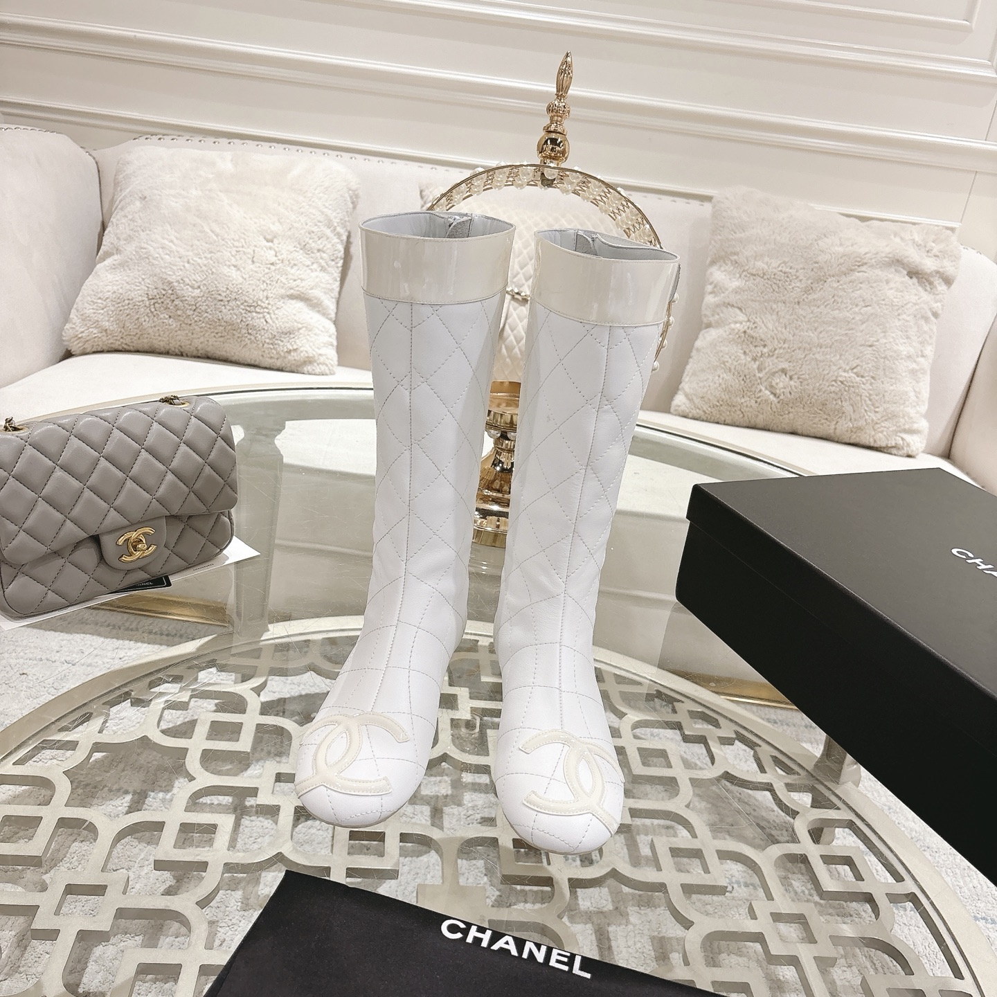 NO:594178,CHANE*｜Xiaoxiang 25A new pointed toe double C color block wedge boots. When the classic double C logo and the avant-garde color block design passionately collide, they add a strong touch to the fashion landscape of 2025 and instantly become the new favorite of fashionistas on the streets. The iconic double C electric embroidery on the toe is shining. It is not only a symbol of the brand identity, but also the embodiment of exquisite details. The wedge heel design with just the right height is another highlight.  It not only retains the advantages of high heels to enhance your temperament and elongate your body shape, but also greatly increases the wearing comfort. There is no pressure when walking for a long time. Whether it is a busy commute to catch the subway or a pleasant weekend shopping, it can be easily controlled and make you confident in every step. Fabric: Made of original customized sheepskin, lambskin lining outsole, genuine leather outsole imported from Italy, size 35-39 (40/41 customization is non-returnable), boots, chanel, boots, high heels, sheepskin, Leather soles19860909CHANE*｜小香25A新品尖头双C拼色坡跟长靴 当经典的双C标志与先锋的拼色设计激情碰撞 为2025的时尚版图添上浓墨重彩的一笔 瞬间成为街头巷尾时髦精们的出街新宠. 鞋头的标志性的双C电绣熠熠生辉 不仅是品牌身份的象征 更是精致细节的体现 恰到好处高度的坡跟设计是另一大亮点. 既保留高跟鞋提升气质、拉长身形的优势 又大大增加穿着舒适度 长时间行走也毫无压力. 无论是忙碌通勤赶地铁 还是周末惬意逛街 都能轻松驾驭让你自信迈出每一步. 面料；采用原版定制羊皮 内里小羊皮 大底意大利进口真皮大底 码数35-39（40/41定制不退换）,靴子,chanel,boots,high heels,sheepskin,Leather soles,Women's Shoes