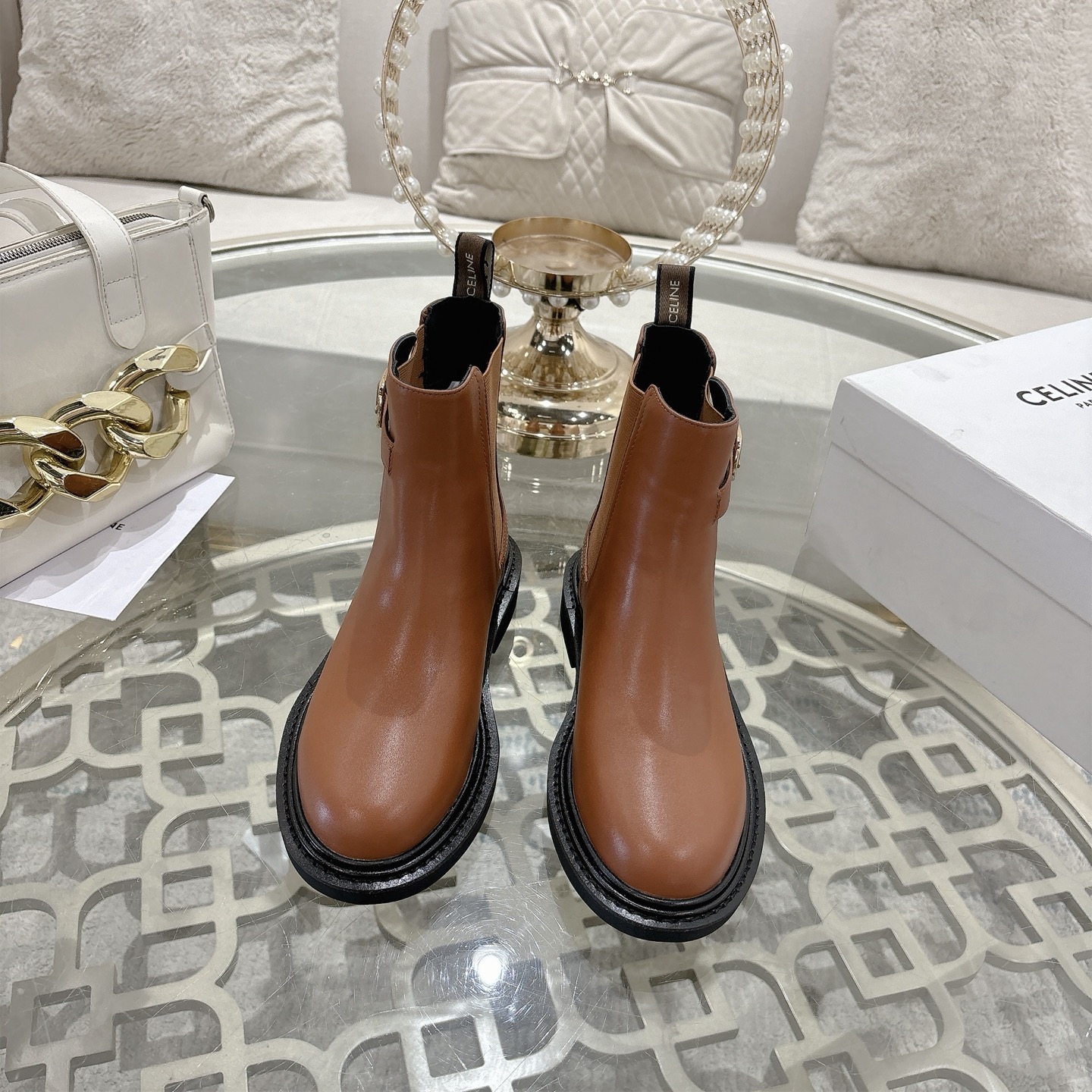 NO:594176,CELIN* Celin 2025 new autumn and winter Yang Mi's same style knight boots, Arc de Triomphe British style short boots, simple and fashionable, timeless and timeless, a classic that will never fade out in the fashion circle, retro British style, allowing you to wear a different temperament. Matching logo. Fabric: 1:1 custom waxed calfskin (not ordinary cowhide in the market). Sheepskin lining. Leather welt combination outsole.  Size 35-40 (custom-made sizes 41 and 42 are non-refundable), boots, celine, boots, cowhide, sheepskin19860909CELIN* 塞琳 2025秋冬新款杨幂同款骑士靴 凯旋门英伦风短靴 简约大气时髦 耐看不过时 是时尚圈永不退潮的经典所在,复古的英伦风格,让你穿出不一样的气质对版logo 面料1:1定制蜡感胎小牛皮（非市场普通牛皮） 内里羊皮里 鞋底真皮沿条组合大底 码数35-40（41、42定做不退换）,靴子,celine,boots,cowhide,sheepskin,Women's Shoes