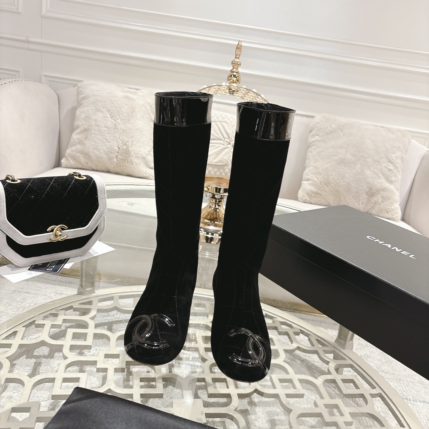 NO:594188,CHANE*｜Xiaoxiang 25A new pointed toe double C color block wedge boots. When the classic double C logo and the avant-garde color block design passionately collide, they add a strong touch to the fashion landscape of 2025 and instantly become the new favorite of fashionistas on the streets. The iconic double C electric embroidery on the toe is shining. It is not only a symbol of the brand identity, but also the embodiment of exquisite details. The wedge heel design with just the right height is another highlight.  It not only retains the advantages of high heels to enhance your temperament and elongate your body shape, but also greatly increases the wearing comfort. There is no pressure when walking for a long time. Whether it is a busy commute to catch the subway or a pleasant weekend shopping, it can be easily controlled and make you confident in every step. Fabric: Made of original customized sheepskin, lambskin lining outsole, genuine leather outsole imported from Italy, size 35-39 (40/41 customization is non-returnable), boots, chanel, boots, high heels, sheepskin, Leather soles19860909CHANE*｜小香25A新品尖头双C拼色坡跟长靴 当经典的双C标志与先锋的拼色设计激情碰撞 为2025的时尚版图添上浓墨重彩的一笔 瞬间成为街头巷尾时髦精们的出街新宠. 鞋头的标志性的双C电绣熠熠生辉 不仅是品牌身份的象征 更是精致细节的体现 恰到好处高度的坡跟设计是另一大亮点. 既保留高跟鞋提升气质、拉长身形的优势 又大大增加穿着舒适度 长时间行走也毫无压力. 无论是忙碌通勤赶地铁 还是周末惬意逛街 都能轻松驾驭让你自信迈出每一步. 面料；采用原版定制羊皮 内里小羊皮 大底意大利进口真皮大底 码数35-39（40/41定制不退换）,靴子,chanel,boots,high heels,sheepskin,Leather soles,Women's Shoes