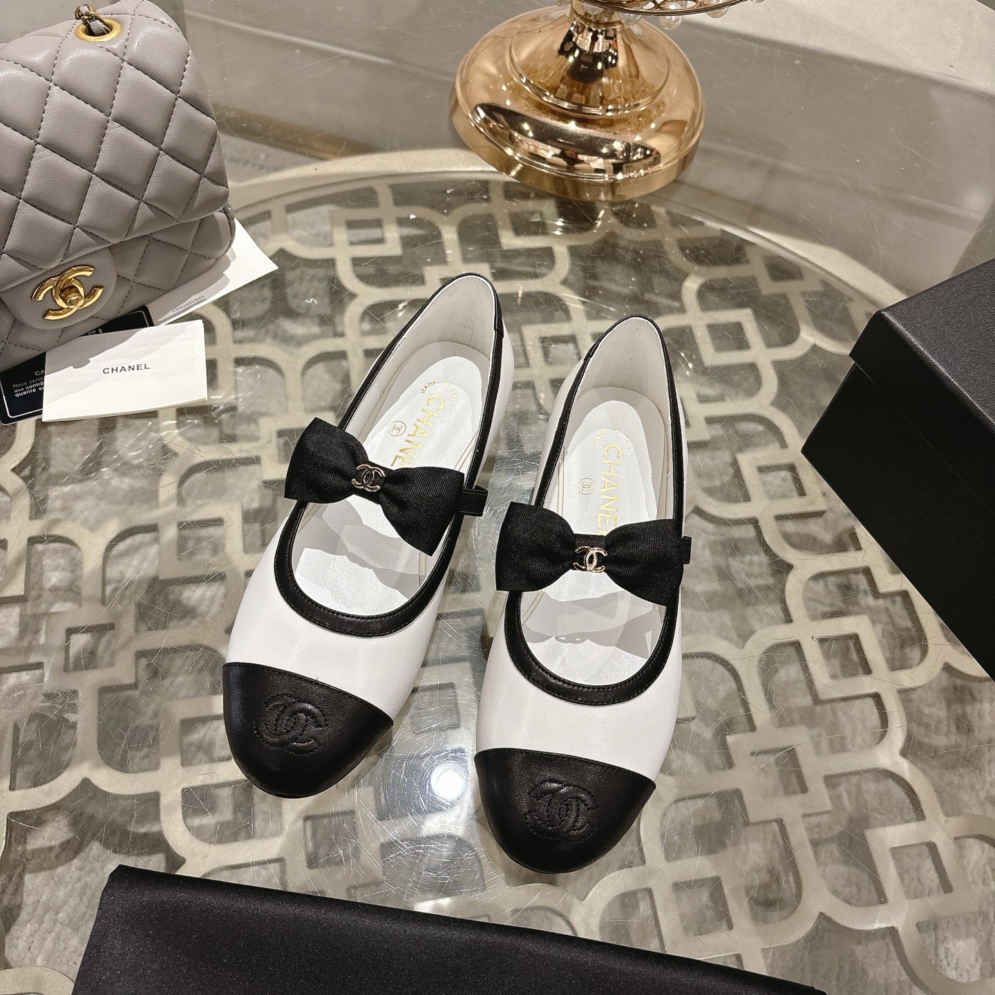 NO:594164,[Purchase-level quality] CHANEL Xiaoxiang 25/A new summer bow-tie shoes. This pair of loafers is so beautiful!  Made of cowhide fabric + imported mesh, every detail exudes a sense of high-end ~ classic bow design, Italian genuine leather sole, comfortable and elegant, a perfect must-have for fairies!   The counter has the same origin!  All materials are customized according to the original 1:1, and are developed and patterned from genuine products. The quality is absolutely assured ~ a classic that must be bought every year, a versatile artifact that looks great whether paired with skirts or jeans!   The finishing touch of summer outfit, sisters, just do it!  Fabric imported sheepskin, lining imported sheepskin, outsole privately molded outsole, size 35-40 (41 customized, non-returnable), ballet shoes, chanel, loafers, skirts, jeans, cowhide, sheepskin19860909【代购级品质】CHANEL小香25/A夏季新款蝴蝶结单鞋 这双乐福鞋真的美到窒息！牛皮面料+进口网面,每一个细节都散发着高级感～经典蝴蝶结设计,意大利真皮底,上脚舒适又显气质,妥妥的仙女必备！  专柜同源！所有材质均按原版1:1定制,从正品开发打版,品质绝对放心～每年必入的经典款,百搭神器无论配裙子还是牛仔裤都超显品味！  夏季穿搭的点睛之笔,姐妹们冲就对了！ 面料进口羊皮 内里进口羊皮 大底私家开模大底 码数35-40（41定做不退换）,芭蕾舞鞋,chanel,loafers,skirts,jeans,cowhide,sheepskin,Women's Shoes