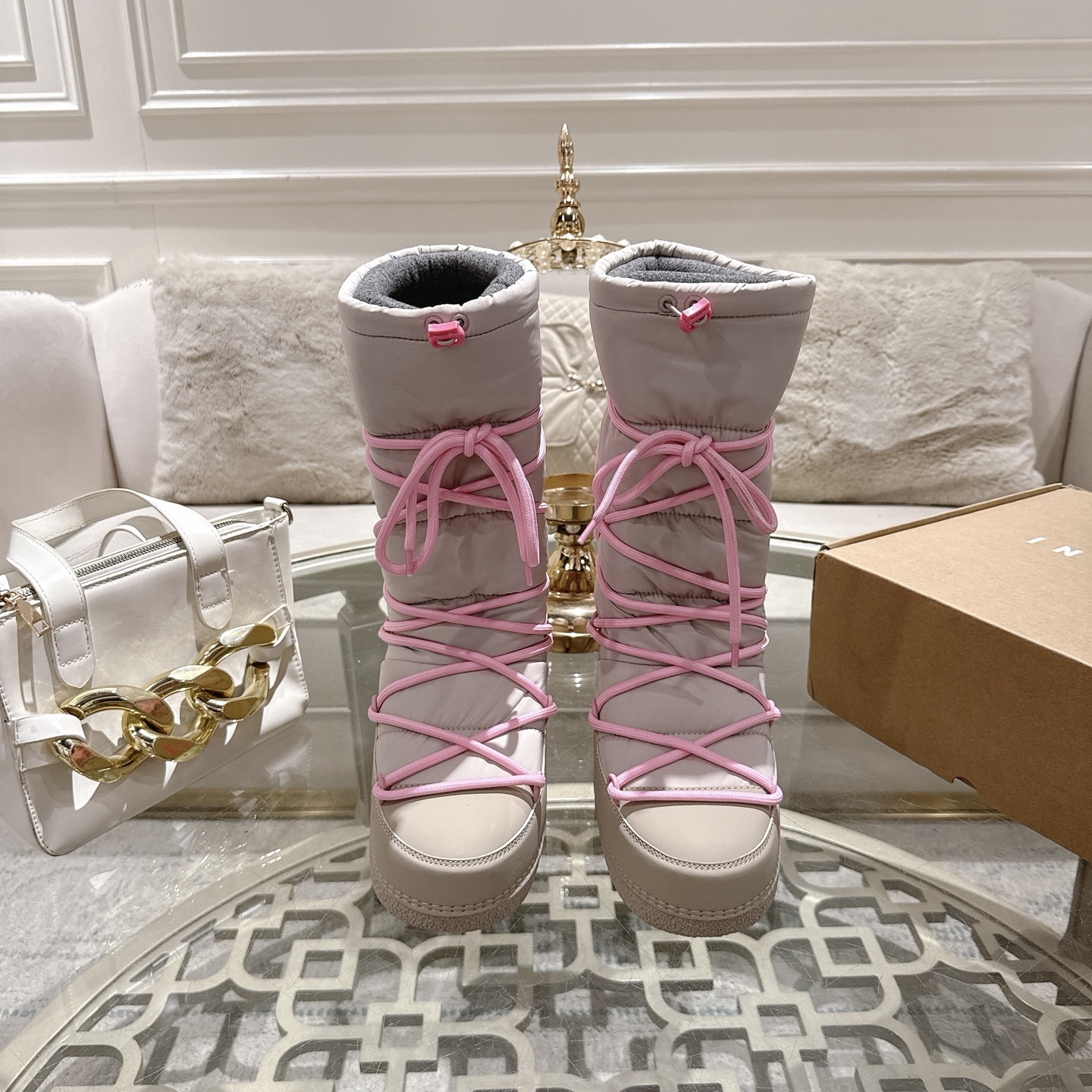 NO:594165,INUIKII The cold beauty from Switzerland inuikii waterproof down snow boots, a popular item in Northern Europe, crazy show by ins bloggers. The whole shoe is made of imported cowhide + waterproof down integrated material to improve warmth and waterproofness. Suitable for any scene. Open a new era of snow boots to reduce age, ugly and cute. Classic urban functional boots to modify the foot shape. Highly warm and non-slip outsole. Standard for winter style. Waterproof silk upper, warm velvet lining, warm velvet for feet.  Outsole Non-slip and wear-resistant rubber sole Size 35-41 (40.41) Packaging INUIKIII original packaging Price: snow boots, boots, down jacket, cowhide19860909INUIKII 来自瑞士的寒冷之美 inuikii防水羽绒雪地靴 北欧爆单品,ins博主疯狂大秀 全鞋采用进口牛皮 +防水羽绒一体材质 提高保暖性及防水性 适合任意场景搭配 打开雪地靴新纪减龄,丑萌又可爱 经典城市机能靴 修饰脚型 高度保暖防滑大底 冬季造型标配 鞋面防水绸 内里保暖绒 垫脚保暖绒 大底防滑耐磨橡胶底 尺寸35-41（40.41） 包装INUIKIII原版包装 价格:,雪地靴,boots,down jacket,cowhide,Women's Shoes