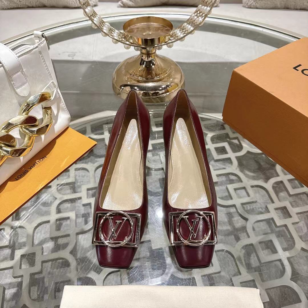 NO:594159,25ss new summer style LOUIS VUITTON Louis Vuitton LV LEGACY slingback high-heeled shoes pointed-toe cat-heeled shoes This style of Legacy sling-back high-heeled shoes is made of smooth cow leather to continue the traditional configuration design, highlighting the heritage theme of Louis Vuitton's 2025 spring and summer show. The soft pointed toe and kitten heel reveal an elegant style. The upper is cowhide, the lining is sheepskin, and the sole is Italian genuine leather. The heel height is 5cm.  Size 35-41 (40.41, 42 customized, non-returnable), single shoes, louis vuitton, louis vuitton, louis vuitton, high heels, cowhide, sheepskin, Leather soles1986090925ss夏季新款 LOUIS VUITTON 路易威登 LV LEGACY 露跟高跟鞋尖头猫跟单鞋 本款 Legacy 露跟高跟鞋以光滑牛皮革延续传统构型设计,点明路易威登2025春夏秀场的传承主题.柔婉尖头与小猫跟流露雅致格调 鞋面牛皮 内里垫脚羊皮 鞋底意大利真皮大底 跟高5cm 码数35-41（40.41、42定做不退换）,单鞋,louis vuitton,louis vuitton,louis vuitton,high heels,cowhide,sheepskin,Leather soles,Women's Shoes