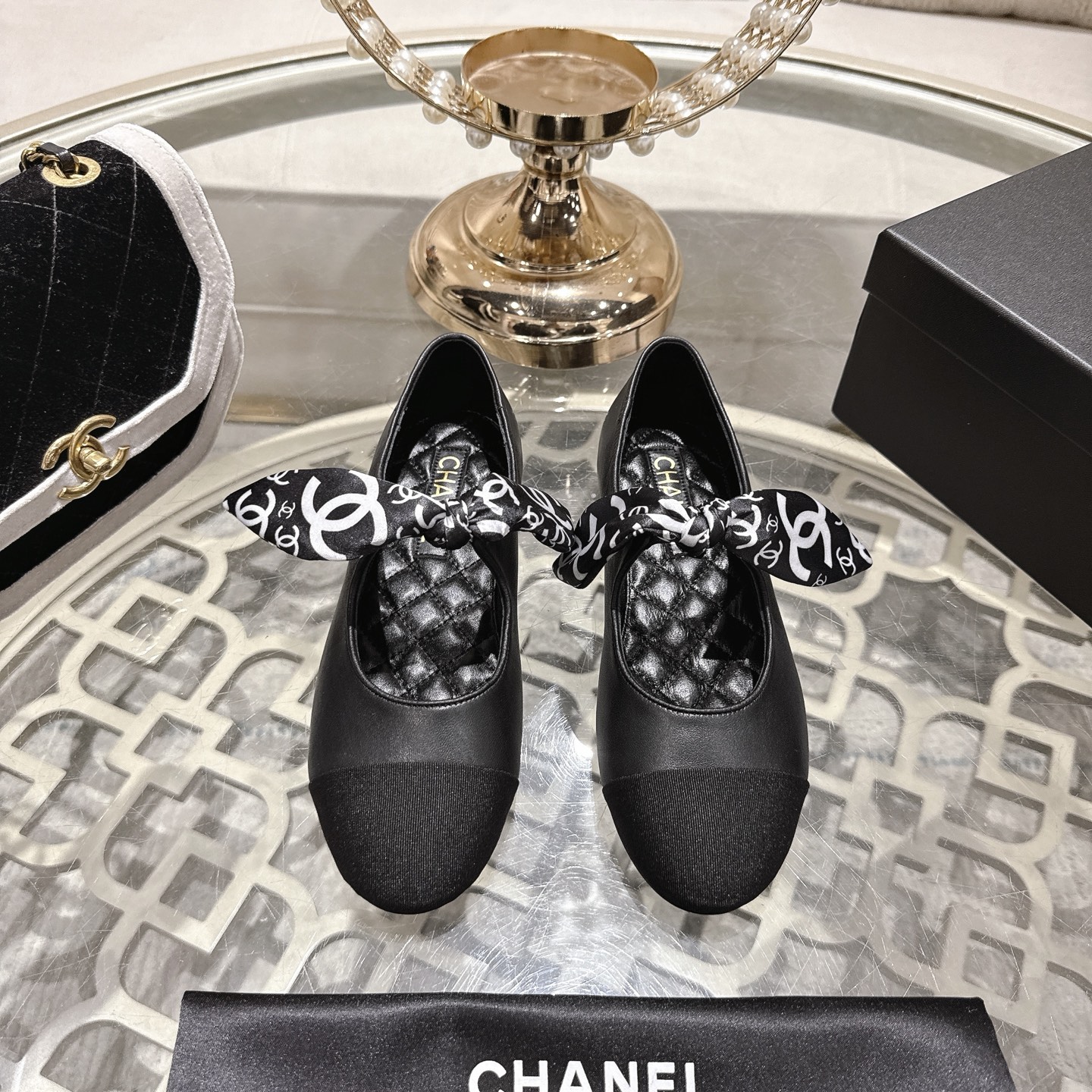NO:679325,[Purchase-level quality] CHANEL Xiaoxiang 25/A new summer bow-tie shoes. This pair of loafers is so beautiful!  Made of cowhide fabric + imported mesh, every detail exudes a sense of high-end ~ classic bow design, Italian genuine leather sole, comfortable and elegant, a perfect must-have for fairies!   The counter has the same origin!  All materials are customized according to the original 1:1, and are developed and patterned from genuine products. The quality is absolutely assured ~ a classic that must be bought every year, a versatile artifact that looks great whether paired with skirts or jeans!   The finishing touch of summer outfit, sisters, just do it!  The fabric is imported sheepskin, the lining is imported sheepskin, the outsole is privately molded, the size is 35-40 (41 is not custom-made, single shoes, chanel, loafers, skirts, jeans, cowhide, sheepskin19860909【代购级品质】CHANEL小香25/A夏季新款蝴蝶结单鞋 这双乐福鞋真的美到窒息！牛皮面料+进口网面,每一个细节都散发着高级感～经典蝴蝶结设计,意大利真皮底,上脚舒适又显气质,妥妥的仙女必备！  专柜同源！所有材质均按原版1:1定制,从正品开发打版,品质绝对放心～每年必入的经典款,百搭神器无论配裙子还是牛仔裤都超显品味！  夏季穿搭的点睛之笔,姐妹们冲就对了！ 面料进口羊皮 内里进口羊皮 大底私家开模大底 码数35-40（41定做不,单鞋,chanel,loafers,skirts,jeans,cowhide,sheepskin,Women's Shoes