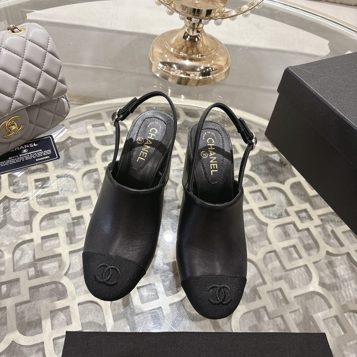 NO:679312,CHANE*｜Xiaoxiang 25SS new double C high-heeled autumn shoes Unlock the code of beach fashion on a vacation where the sun and the beach intersect!  This pair of sandals has become the most eye-catching presence on the beach. Inspired by the elegant lines of the Grand Palais in Paris, the thick-soled design not only brings visual shock, but also makes you instantly aura and easily become the focus of the crowd. The iconic double C chain decoration on the upper, the metallic luster shines in the sun, exuding the exquisiteness and luxury unique to Chanel. Not only can you quietly increase your height, but also cleverly lengthen your leg lines, making your figure more upright and graceful. Whether paired with a simple white beach skirt  Either the personalized colorful bikini or shorts can be perfectly matched and easily enhance the fashion style of the overall outfit. Go to the beach, embrace freedom and romance, and be the most fashionable vacation traveler!  Fabric original custom wool/sheepskin lining sheepskin outsole Italian genuine leather outsole size 35-39 (customized 40/41), high heels and sandals, chanel, chanel, sandals, high heels, skirts, shorts, sheepskin, Leather soles, bikinis19860909CHANE*｜小香25SS新品双C高跟秋鞋 在阳光与沙滩交织的度假 解锁海滨时髦密码！ 这双凉鞋成为了海边最吸睛的存在. 它以巴黎大皇宫的优雅线条为灵感 厚底设计不仅带来视觉上的震撼 还让你瞬间气场两米八 轻松成为人群焦点. 鞋面上标志性的双C链条装饰 金属光泽在阳光下闪烁 散发着独属于香奈儿的精致与奢华 . 不仅能悄悄增高 还巧妙地拉长腿部线条 让你的身姿更加挺拔优美. 无论是搭配简约的白色沙滩裙 还是个性的彩色比基尼与短裤 都能完美适配 轻松提升整体穿搭的时尚格调 . 奔赴海边 拥抱自由与浪漫 做最时髦的度假旅人 ！ 面料原版定制毛呢/羊皮 内里羊皮 大底意大利真皮大底 码数35-39（40/41定制）,高跟鞋凉鞋,chanel,chanel,sandals,high heels,skirts,shorts,sheepskin,Leather soles,bikinis,Women's Shoes