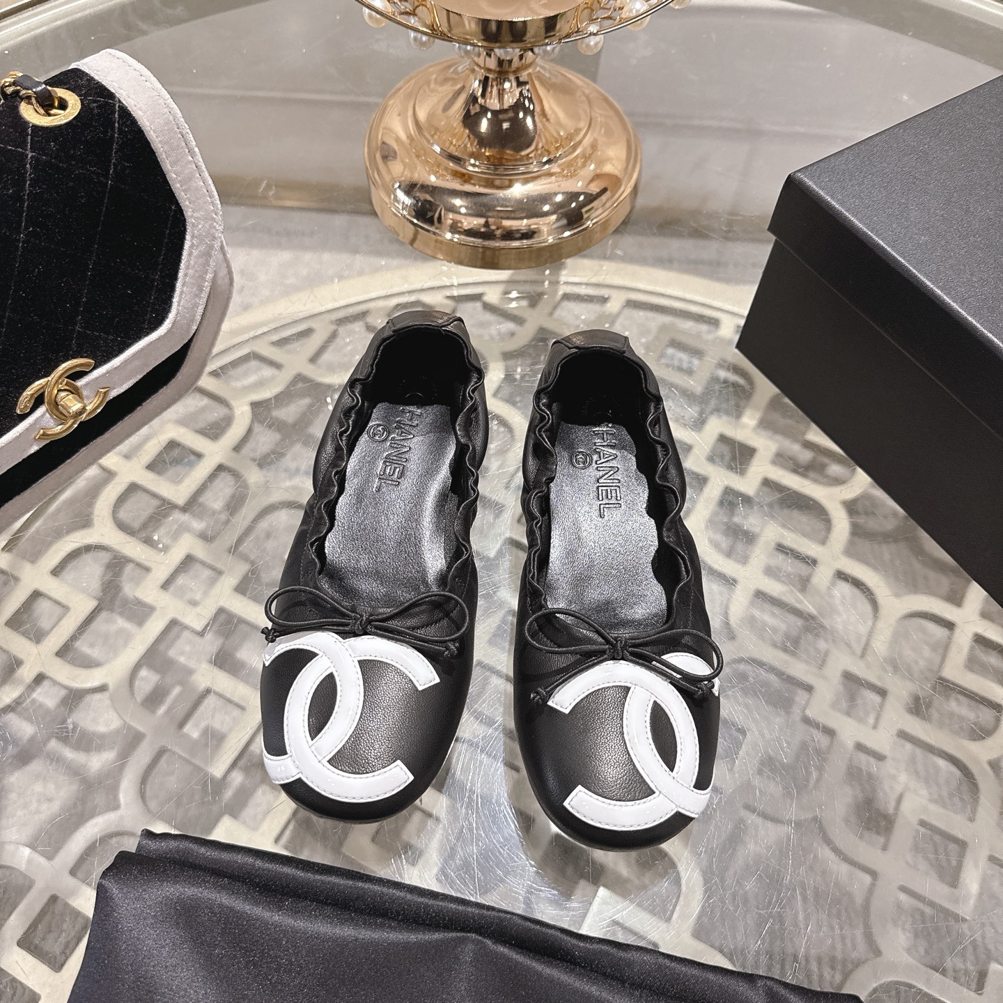 NO:679318,CHANE* dancing shoes!  Xiaoxiang 2025SS Chanel single shoes dance shoes series new dance shoes are full of retro style. The elegant shoe shape is very pleasing to look at. The small round toe makes the feet thinner. The upper feet give people the retro feeling shoes of the first generation, European and American catwalk new styles, popular products. Fabric original custom sheepskin lining sheepskin Outsole: original original molded sole Code number 35-41 (40  41 Customized (non-refundable), ballet shoes, chanel, chanel, sheepskin19860909CHANE*跳舞鞋！小香2025SS香奈儿单鞋跳舞鞋系列新品跳舞鞋满满的复古风 秀气的鞋型 看着就很讨喜,小圆头 衬托脚也变得瘦瘦的,上脚给人就是一年代的复古情怀鞋、欧美走秀新款,爆款产品 面料原版定制羊皮 内里羊皮 大底:原版原版开模底 码数35-41（40 41定做不退换）,芭蕾舞鞋,chanel,chanel,sheepskin,Women's Shoes