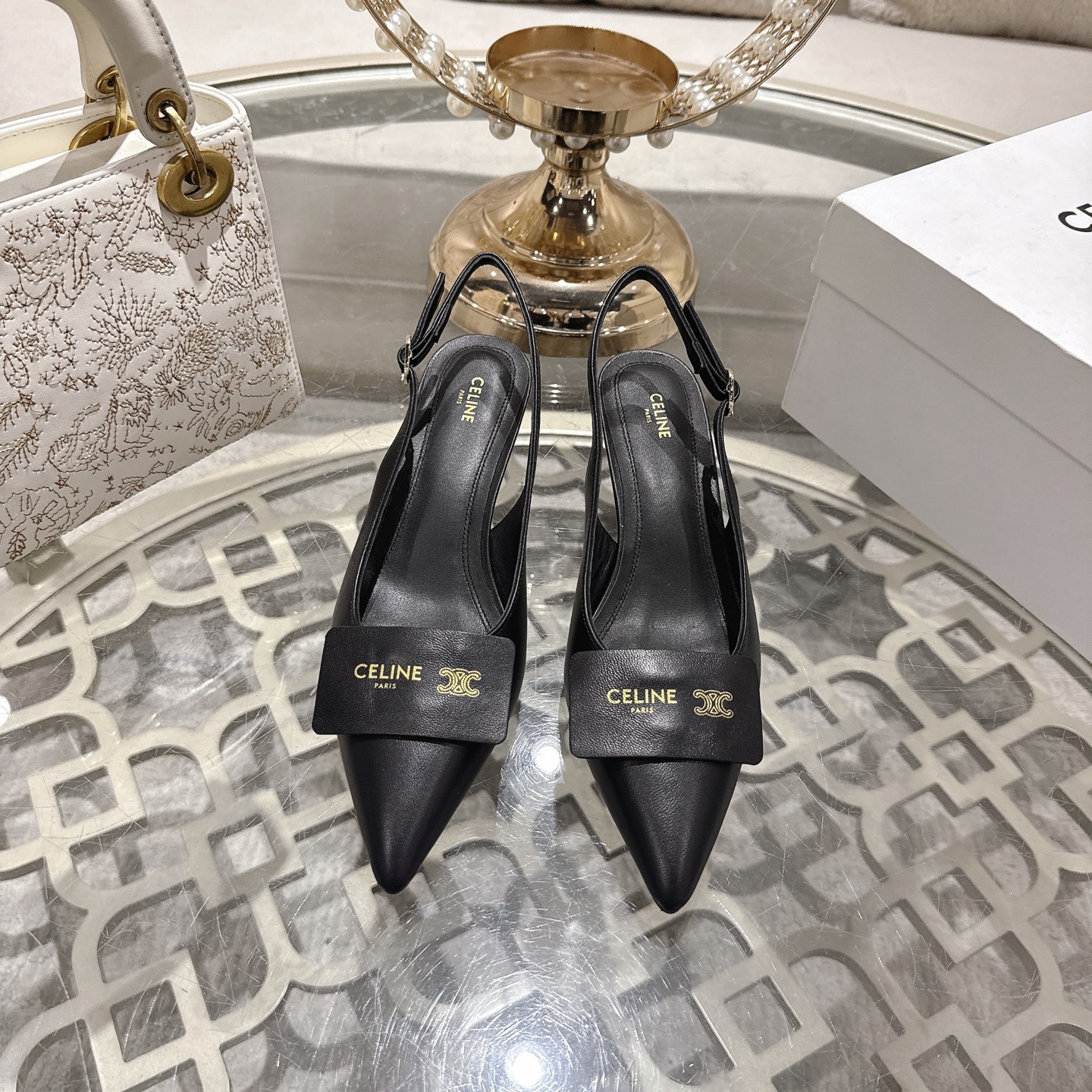 NO:679307,CELINE Celine 26Ss spring and summer Arc de Triomphe series reserved money!  First time in stock!  The new pointed toe kitten heel high and low heels are a rare series of Arc de Triomphe. They are so exquisite. The Arc de Triomphe is very low-key and the black color is perfect. When paired with small skirts and jeans, it doesn’t look awkward. You can always trust Hedi’s aesthetic. The kitten heel inherits the classic French aesthetics. The comfort and beauty are upupup. The Arc de Triomphe also injects a modern style into the classic shape. The upper is imported sheepskin. The size is 34-41 (34.40.41 customization is not returnable). The heel height is 5CM (comfortable and easy to walk).  Outsole Imported from Italy, genuine leather outsole. The latest full set of packaging at the packaging counter, high heels and sandals, celine, celine, sandals, high heels, skirts, jeans, sheepskin, Leather soles19860909CELINE 赛琳 26Ss春夏凯旋门系列 自留款！现货首发！新款尖头猫跟高矮跟凯旋门稀有的系列 好精致呀 凯旋门很低调黑色绝了,搭配小裙子牛仔裤都很不戳 你可以永远相信hedi的审美 传承经典法式美学的小猫跟 舒适度和美感upupup 凯旋门也为经典造型注入了现代格调 鞋面进口羊皮 码数34-41（34.40.41定制不退换） 跟高5CM（舒适好走） 大底意大利进口真皮大底 包装专柜最新全套包装,高跟鞋凉鞋,celine,celine,sandals,high heels,skirts,jeans,sheepskin,Leather soles,Women's Shoes