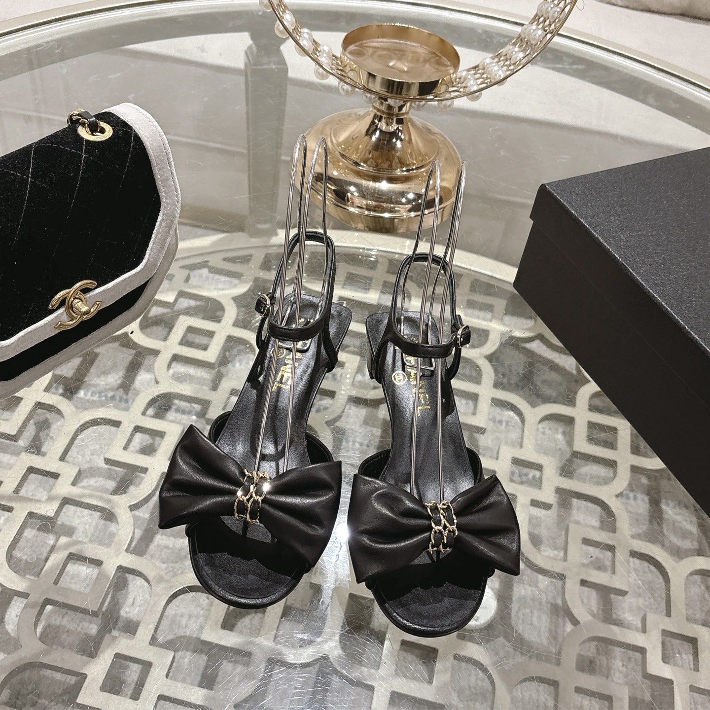 NO:679298,CHANE*｜Xiaoxiang 26C new product chain bow thick heel sandals. This sandal reconstructs modern aesthetics with classic symbols, making every step an elegant statement. When the stability of the thick heel meets the softness of the bow, when the edge of the metal chain collides with the softness of the lambskin, the thick heel design hides ingenuity, elongating the leg line. The smart bow on the side of the shoe is decorated with a delicate chain. The double C logo is hidden in the details. It is both luxurious and low-key, whether it is the sophistication of the suit.  Whether it's the romance of a floral dress or the casualness of denim shorts, it can be seamlessly adapted. Inheriting Coco Chanel's concept of 'elegance never fades', this pair of sandals perfectly blends retro charm with modern silhouettes. It is the most appropriate summer gift for every woman who pursues freedom and sophistication. The fabric is made of original custom-made sheepskin, and the inner sheepskin outsole is a genuine leather outsole imported from Italy.  Size 35-39 (customized 40/41), slippers and sandals, chanel, sandals, slippers, skirts, shorts, business suit, sheepskin, Leather soles19860909CHANE*｜小香26C新品链条蝴蝶结 粗跟凉鞋 这款凉鞋以经典符号重构摩登美学 让每一步都成为优雅宣言. 当粗跟的稳愈邂逅蝴蝶结的柔 当金属链条的锋芒碰撞小羊皮的软 粗跟设计暗藏巧思 拉长腿部线条 鞋侧灵动蝴蝶结缀以精致链条 双C标识隐于细节 既奢华又低调 无论是西装的干练 碎花长裙的浪漫 还是牛仔短裤的随性 它都能无缝适配 承袭Coco Chanel“优雅从不褪色”的理念 这双凉鞋将复古韵味与现代廓形完美融合 是献给每一位追求自由与精致的女性 最恰到好处的夏日馈赠. 面料采用原版定制羊皮 内里羊皮 大底意大利进口真皮大底 码数35-39（40/41定制）,拖鞋凉鞋,chanel,sandals,slippers,skirts,shorts,business suit,sheepskin,Leather soles,Women's Shoes