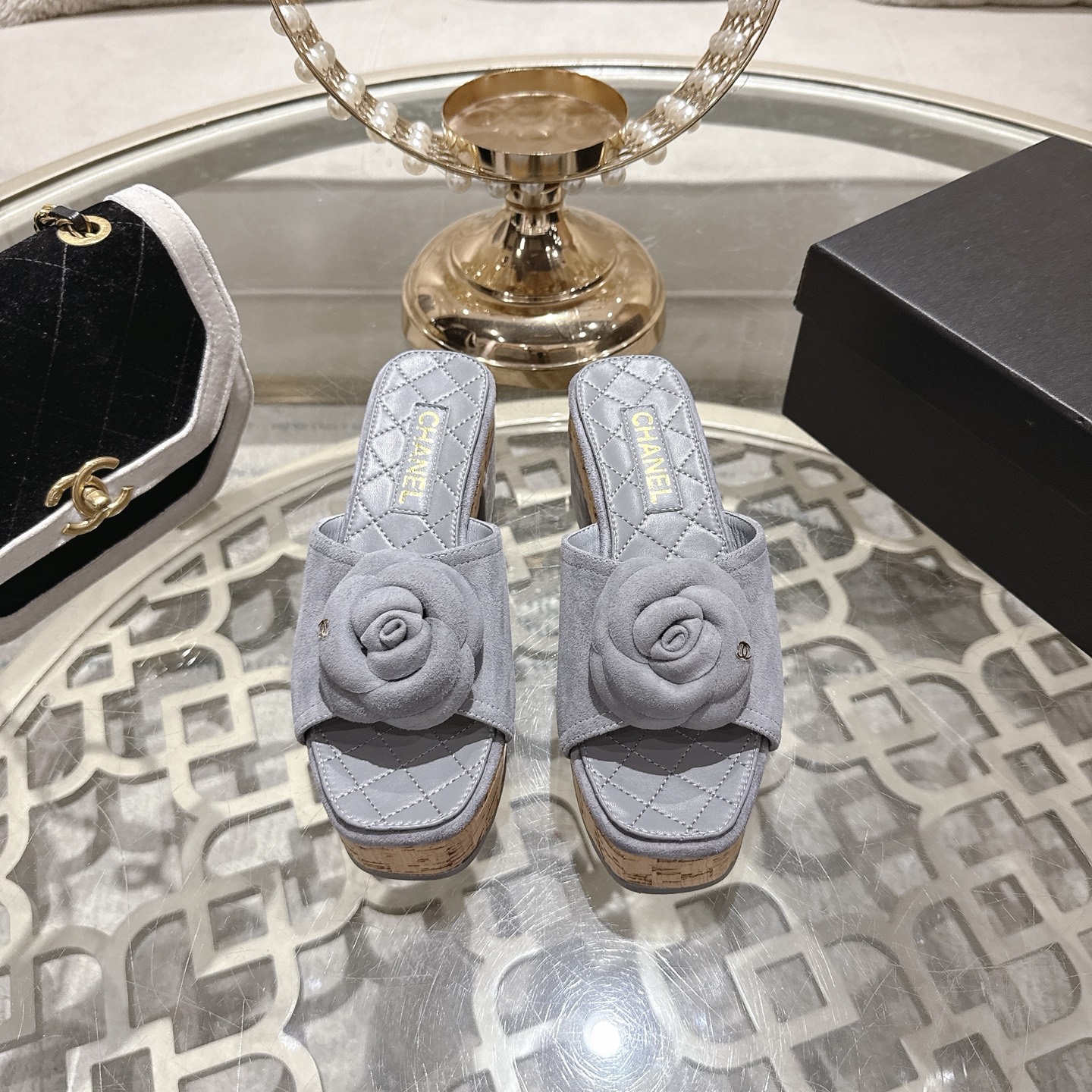 NO:679297,Chanel 26SS new spring and summer camellia thick-soled slippers series. This season's camellia series is really beautiful. The elegant and ladylike temperament of Grandma Xiang's family is full of high-end!  It’s very nice on the feet~ Whether worn barefoot or paired with skirts or trousers, it’s very versatile!  Incomparably beautiful!  Specially made of imported lambskin/imported woolen/imported sheepskin/imported patent leather for the upper, mixed sheepskin lining for the feet, outsole Italian A-grade genuine leather outsole, size 35-39 (40/41 customized, non-refundable), slippers, chanel, slippers, skirts, sheepskin, sheep, Leather soles19860909Chanel 26SS春夏新品山茶花厚底拖鞋系列 这一季山茶花系列真的超美 香奶奶家一贯的优雅名媛气质 高级感十足！上脚非常nice～ 不管光脚穿或搭配裙装、裤装、 都非常百搭！无敌美！特别仙 鞋面采用进口小羊皮/进口毛呢/进口羊京/进口漆皮 内里垫脚混种羊皮 大底意大利A级真皮大底 码数35-39（40/41定制不退换）,拖鞋,chanel,slippers,skirts,sheepskin,sheep,Leather soles,Women's Shoes