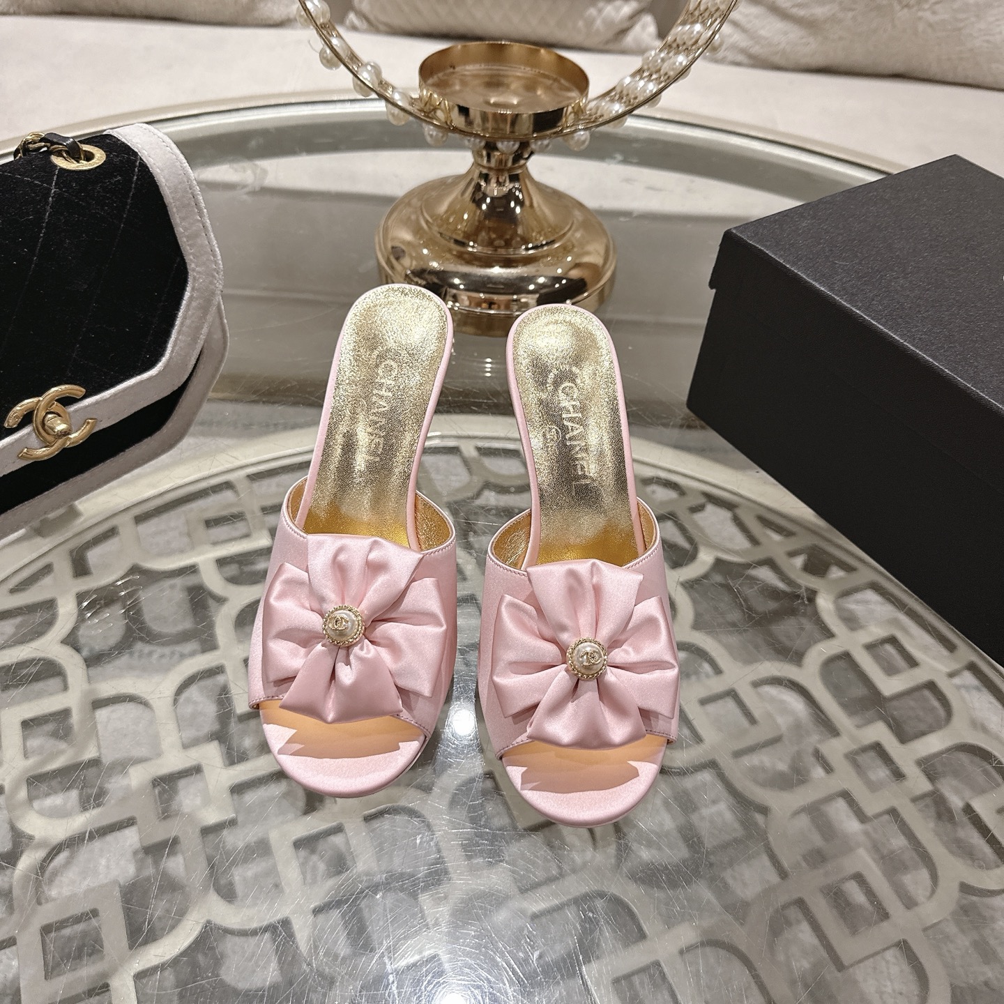 NO:679285,Xiaoxiang Chanel 2026SS early spring new flower shoes, camellia high-heeled slippers, the latest hot style flower honey slippers, the fairy shoes that girls in the Xiang family cannot resist. The color is blind, and the super soft lambskin upper does not scratch your feet. It is practical and good-looking. This season's honey slippers are recommended for whoever wears them. It is perfect in any combination. Beauty and comfort coexist, so choose it~ Imported silk cloth on the upper, sheepskin lining  Heel height 7.5cm, Italian genuine leather outsole, size 35-41 (40, 41 customized, non-refundable), high heels and slippers, chanel, chanel, high heels, slippers, sheepskin, real silk, Leather soles19860909小香Chanel2026SS早春新款 花朵鞋山茶花高跟拖鞋 最新大爆款花卉蜜儿拖鞋 香家女孩无法抗拒的仙女鞋蜜儿鞋,颜色盲入就好,超柔软小羊皮上脚不存在磨脚,实用性颜值都具备了,这季蜜儿拖推荐入 谁穿谁美的一双 任意搭配都很绝 美感与舒适度并存 就选它～ 鞋面进口真丝布 内里羊皮 跟高7.5cm 鞋底意大利真皮大底 码数35-41（40、41定制不退换）,高跟鞋拖鞋,chanel,chanel,high heels,slippers,sheepskin,real silk,Leather soles,Women's Shoes