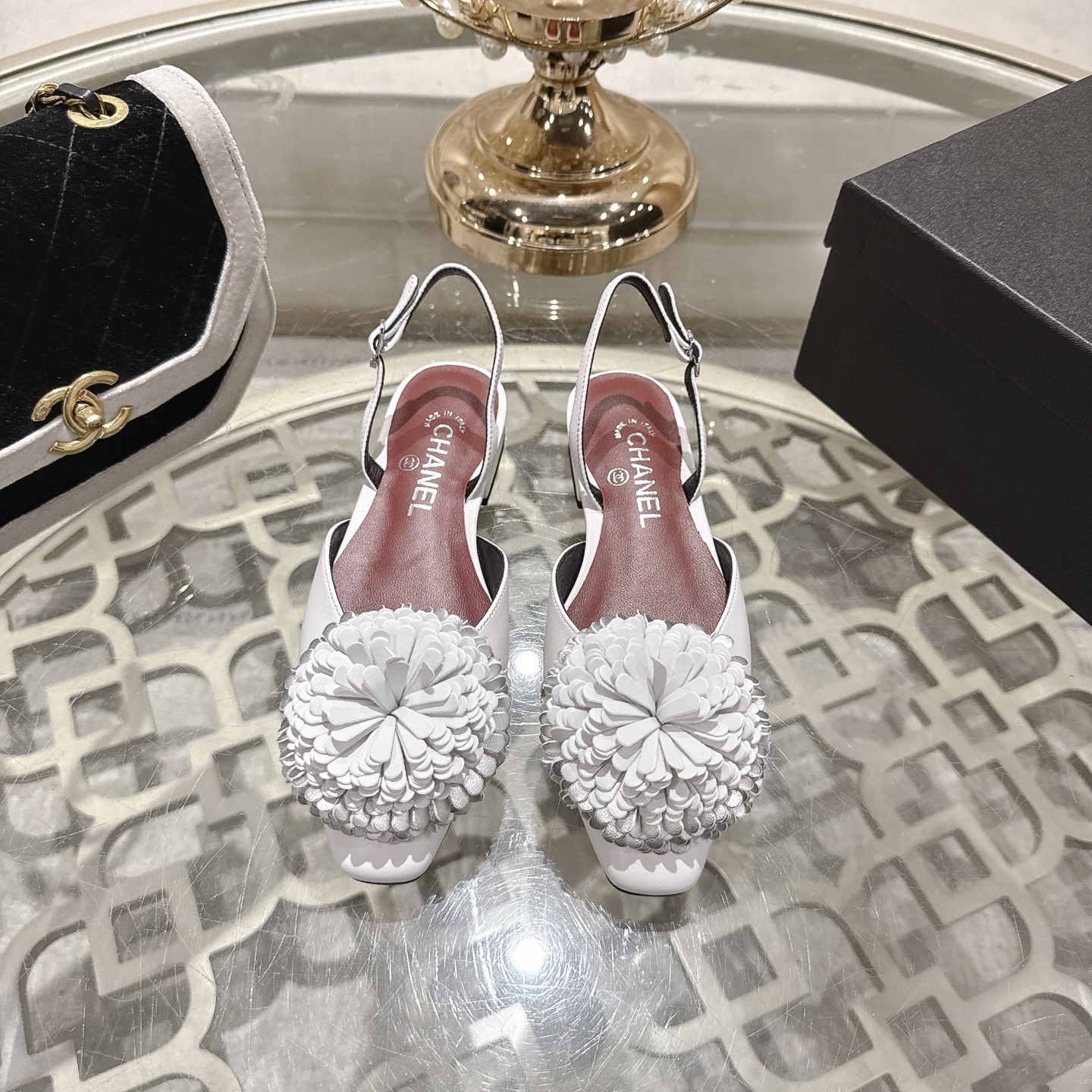 NO:679304,Chanel Xiaoxiang 202626SS early spring new flower empty back sandals, counter quality, all materials are customized according to the original version!  Purchase the genuine development of the latest popular flower hollow back flat sandals. The fairy shoes Mier shoes that Xiangjia girls can't resist. Just buy them blindly. The super soft lambskin upper does not scratch your feet. It has both practicality and appearance. I recommend this season's sandals. Whoever wears a beautiful pair. It is perfect in any combination. Beauty and comfort coexist. Choose it~ Fabric: Original customized sheepskin. Foot pad. Original customized sheepskin. Sole is genuine leather outsole imported from Italy.  Size 35-41 (40.41 customized), sandals, chanel, chanel, sandals, sheepskin, Leather soles19860909Chanel 小香202626SS早春新款花朵后空凉鞋 专柜品质 所有材质都根据原版定制！购入正品开发 最新大爆款花卉后空平底凉鞋 香家女孩无法抗拒的仙女鞋蜜儿鞋,颜色盲入就好,超柔软小羊皮上脚不存在磨脚,实用性颜值都具备了,这季凉拖推荐入 谁穿谁美的一双 任意搭配都很绝 美感与舒适度并存 就选它～ 面料: 原版定制羊皮 垫脚原版定制羊皮 鞋底意大利进口真皮大底 码数35-41（40.41定制）,凉鞋,chanel,chanel,sandals,sheepskin,Leather soles,Women's Shoes