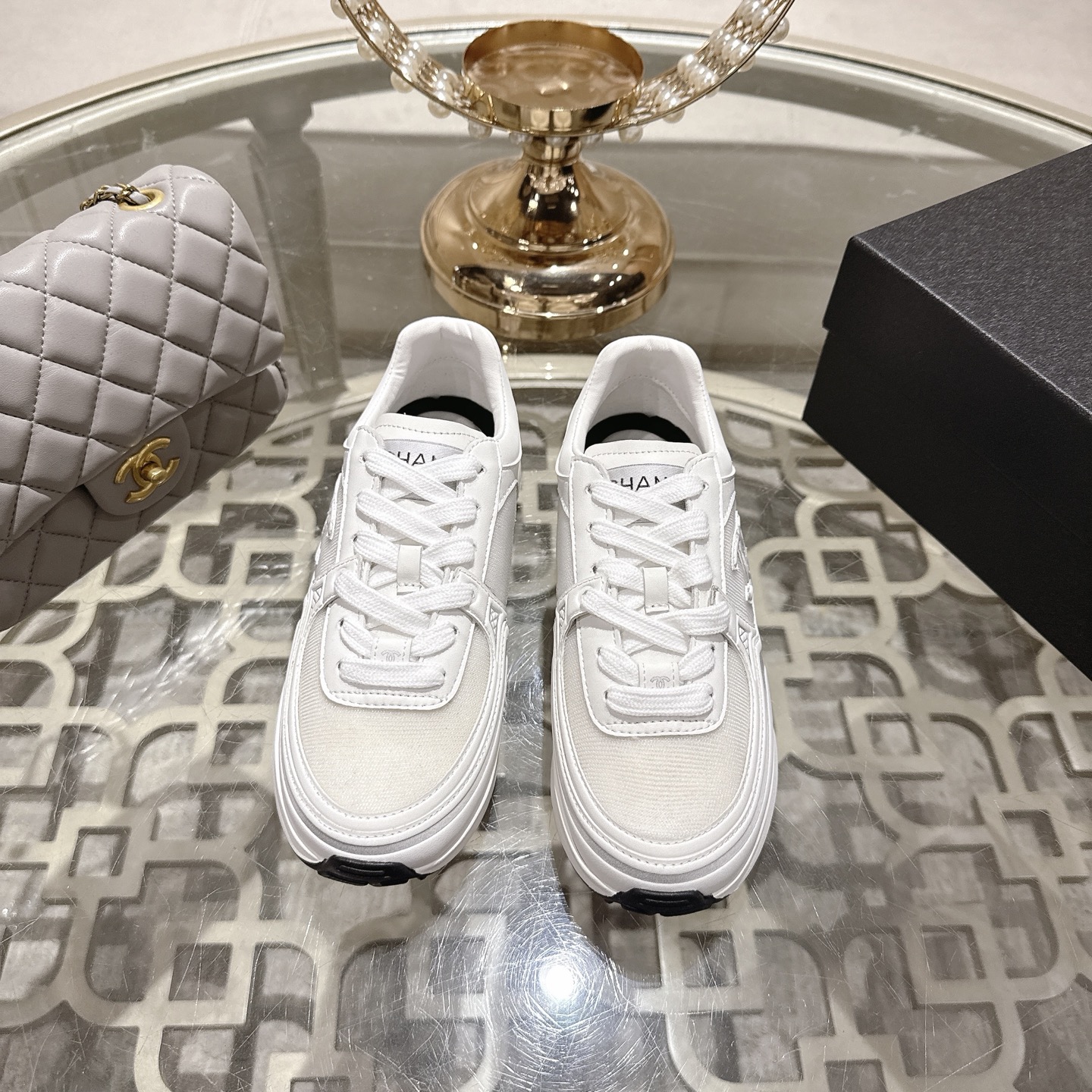 Женские белые кроссовки с принтом Chanel