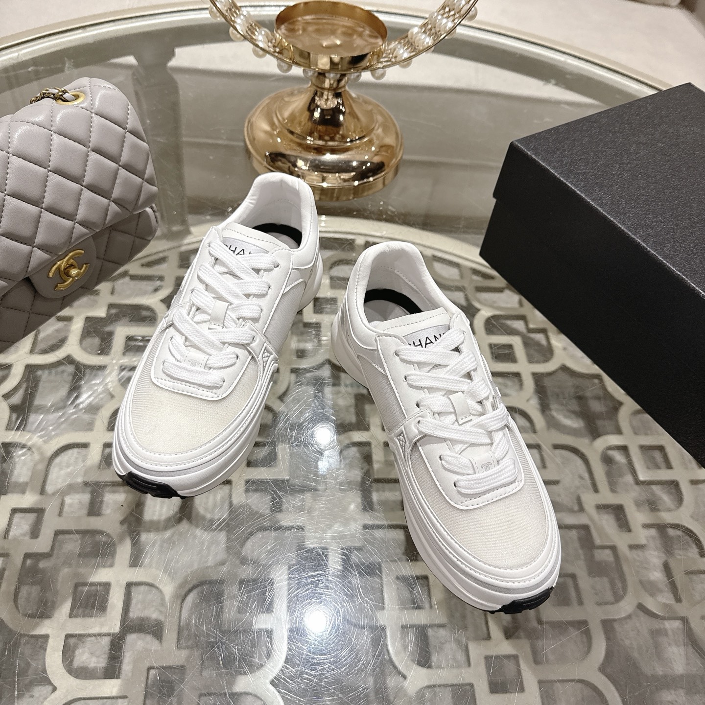 Женские белые кроссовки с принтом Chanel