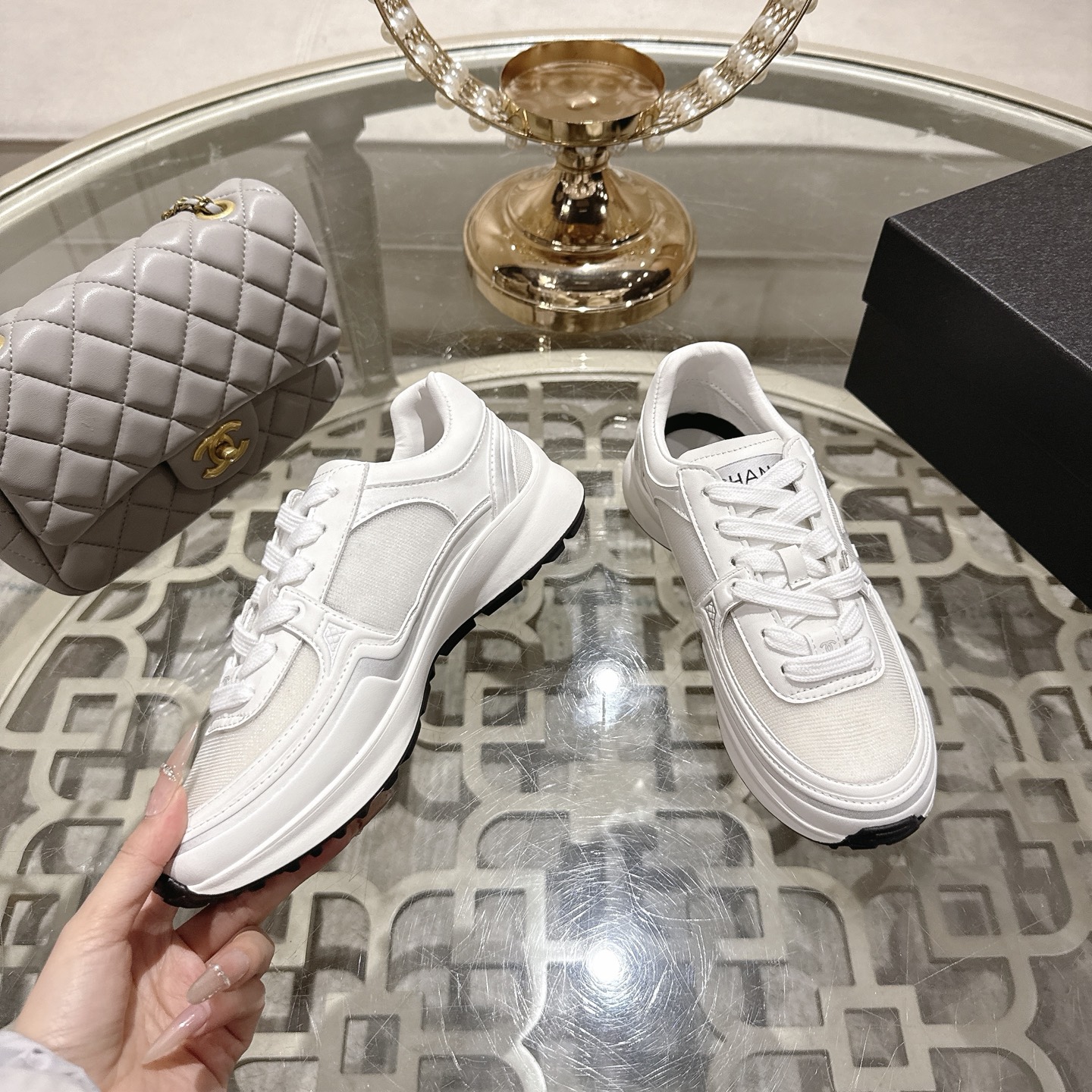 Женские белые кроссовки с принтом Chanel