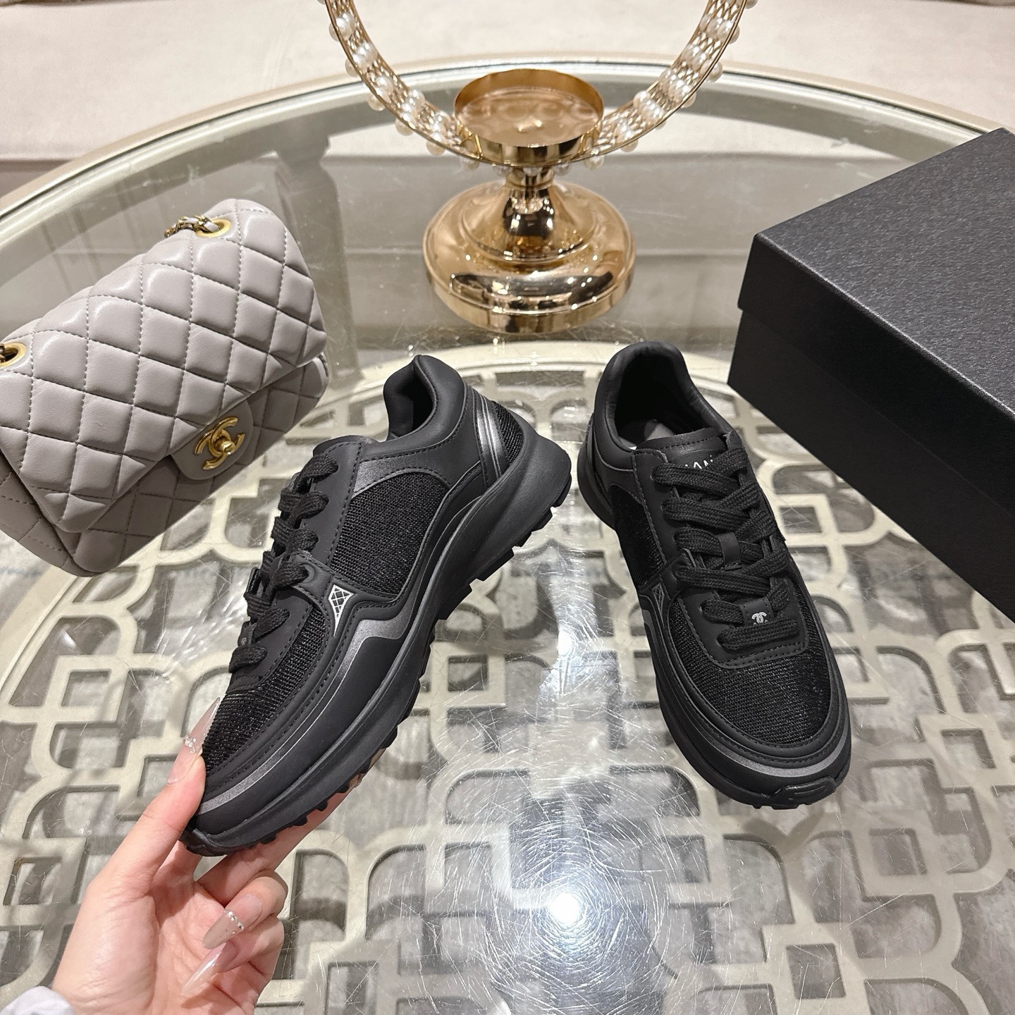 Черные женские спортивные кроссовки Chanel