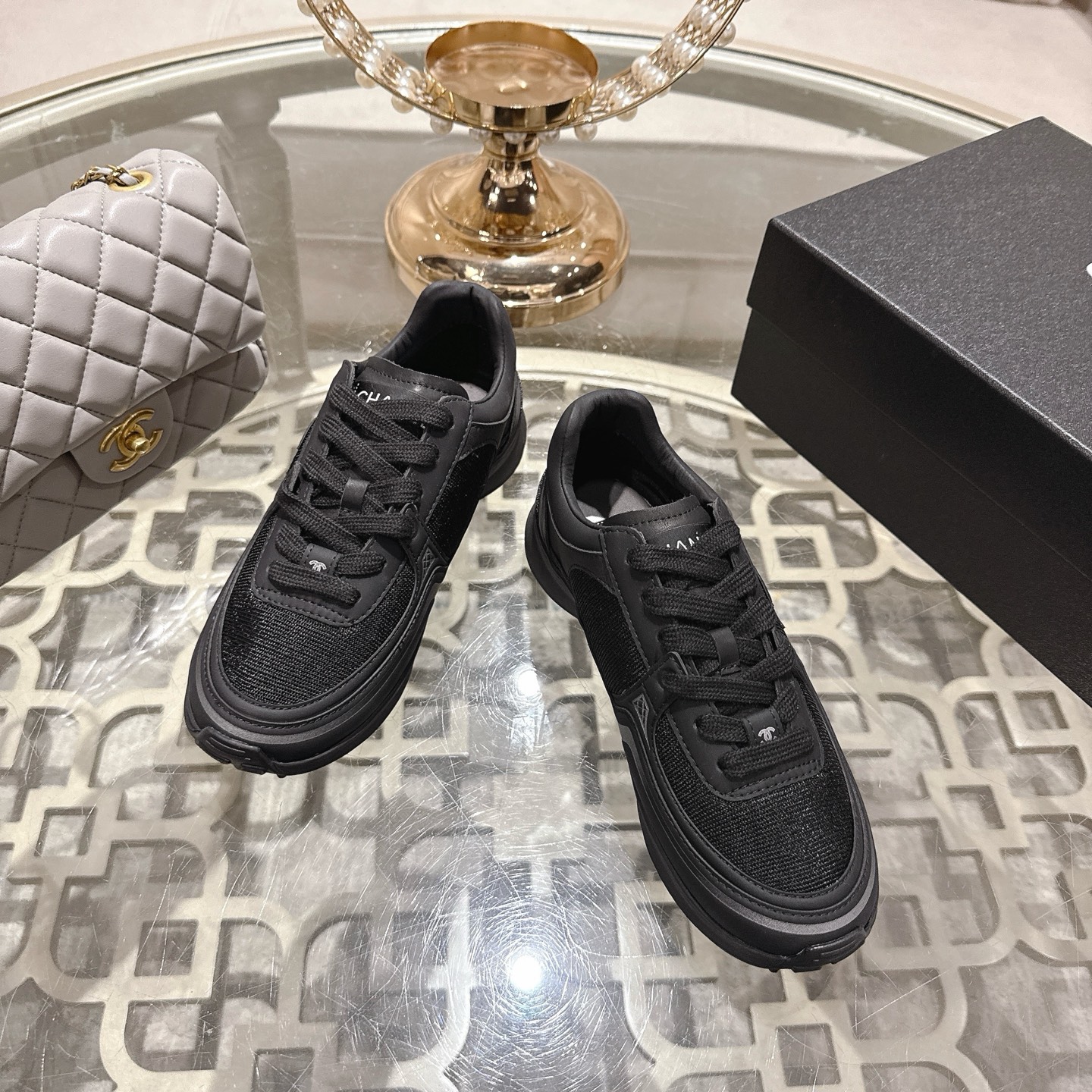 Черные женские спортивные кроссовки Chanel