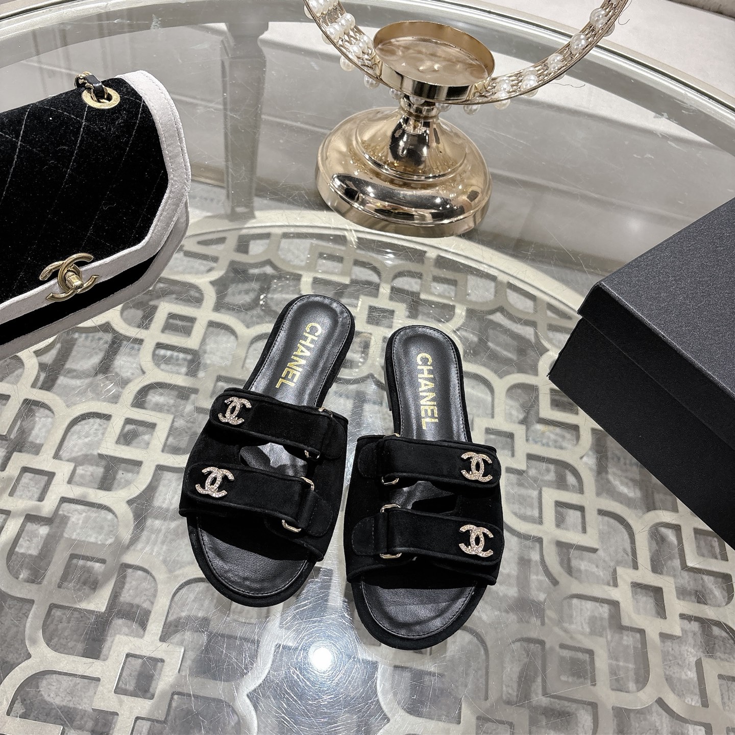 NO:788733,Chanel Xiaoxiang 2026ss spring and summer double C rhinestone buckle sandals Velcro double-strap thick-soled slippers leather flat sandals Chanel's iconic leather chain design is applied to the edge of the foot ring, with classic elements covering the upper with large double C. Extraordinarily refined and artistic, it is difficult to find a reason not to love it. Easily travel between commuting and leisure occasions, be a casual and fashionable elegant woman~ Upper sheepskin/sheepskin lining sheepskin  Soles imported from Italy, genuine leather outsole, size 35-39 (40.41.42 custom-made, non-returnable), slippers, chanel, chanel, slippers, sheepskin, sheep, Leather soles19860909Chanel小香2026ss春夏双C水钻扣凉拖鞋 魔术贴双带厚底拖鞋皮面平底凉拖鞋 香家标志性的穿皮链条设计应用在垫脚圈边,配上经典元素覆盖鞋面搭配大双C.格外精致又文艺,很难找出不爱的理由.轻松游走于通勤和休闲场合 做个漫不经心的时髦优雅女子～ 鞋面羊猄皮/羊皮 内里羊皮 鞋底意大利进口真皮大底 码数35-39（40.41.42定做不退换）,拖鞋,chanel,chanel,slippers,sheepskin,sheep,Leather soles,Women's Shoes