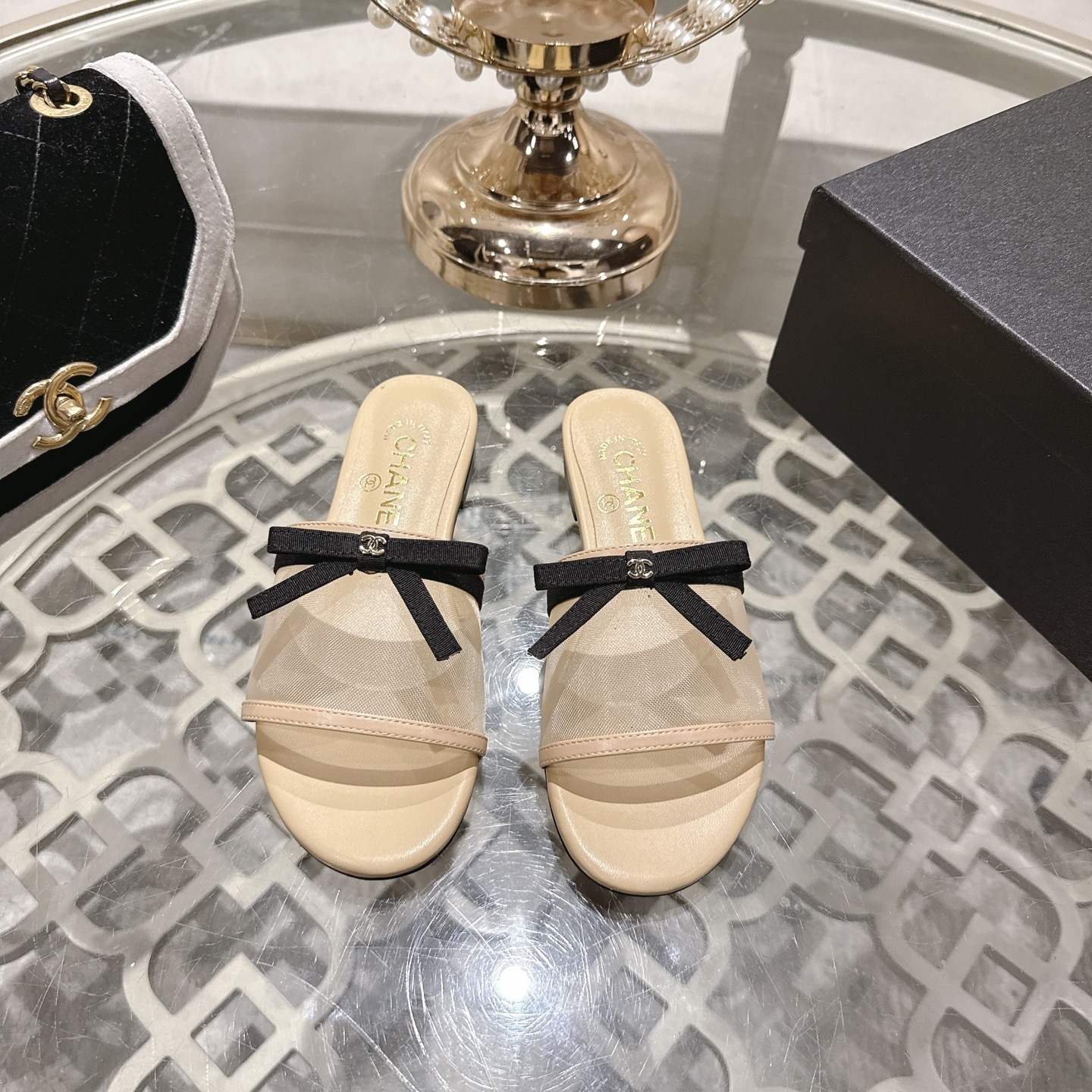 NO:788730,| Xiaoxiang 26 2026 Spring and Summer New Products Classic Catwalk Style Xiaoxiang Double C Mesh Bow Thick Heel Slippers New Series A must-have in the BS fashion circle. The combination will interpret the meticulous, minimalist and classic elements that will never fade away. It will show a unique dressing style that is too beautiful to say. A must-have item for summer... Highly customized original mesh upper, imported silk sheepskin lining, outsole, original Italian leather outsole, size:  35-39 (40.41.42 customization is not returnable), slippers, slippers, sheepskin, Leather soles19860909| 小香 26 2026 春夏新品 经典走秀款 小香双C网纱蝴蝶结粗跟拖鞋 系列上新 BS时尚圈的绝绝子 搭配将演绎着细致 极简 永不褪去的经典元素 展现与众不同的穿搭风格美到无话可说 夏季必入款…… 鞋面高定制原版网纱 内里进口丝绸羊皮里 大底原版意大利真皮大底 码数: 35-39（40.41.42定制不退换）,拖鞋,slippers,sheepskin,Leather soles,Women's Shoes