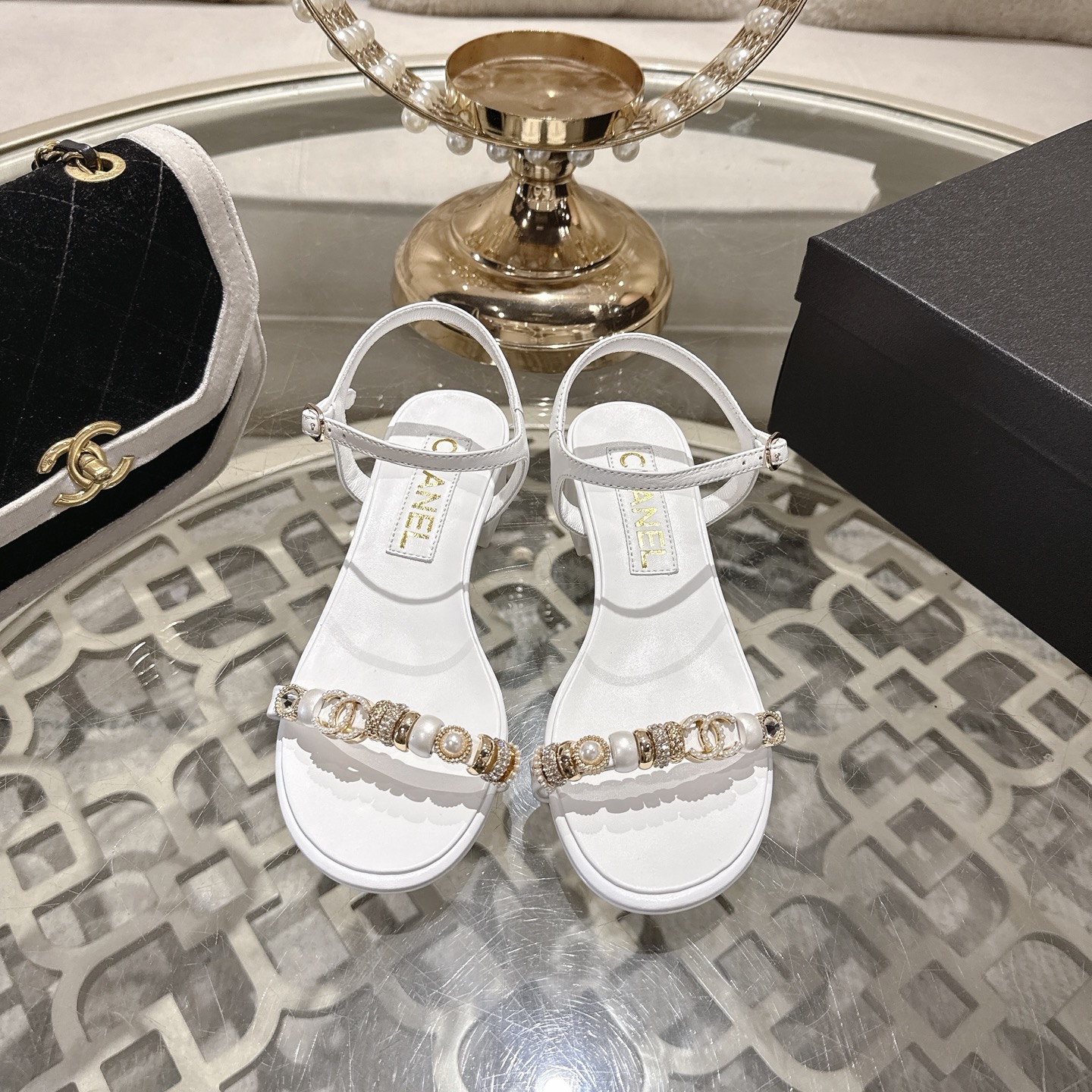 NO:788742,CHANE* | Xiaoxiang 26SS Double C Jewelry Strap Thick Heel Sandals The 26SS series takes 'retro quiet luxury' as its soul. The Double C logo is refined into a jewelry-grade accessory and is set on a neat straight strap. The flow of light and shadow expresses French elegance. The thick heel design balances aura and stability. The curvature that fits the arch of the foot is matched with fine leather. It has a relaxed texture when walking. Whether it is worn with a tweed suit for commuting.  Whether you are attending a dinner party in a floor-length dress, you can light up your look with jewelry-level details, making every step an effortless fashion statement, interpreting classic and elegant moments in early spring. Original fabric, custom-made sheepskin, sheepskin lining, outsole, genuine leather outsole imported from Italy, size 35-40 (41/42 customized, non-refundable), sandals, chanel, sandals, sheepskin, Leather soles19860909CHANE* ｜小香26SS双C珠宝一字带 粗跟凉鞋 26SS系列以“复古静奢”为魂 将双C标识淬炼成珠宝级饰件 镶嵌于利落一字带之上 光影流转间尽释法式贵气. 粗跟设计平衡气场与稳健 贴合足弓的弧度搭配细腻皮革 行走间自带松弛质感. 无论是搭配斜纹软呢套装通勤 还是曳地礼服出席晚宴 都能以珠宝级细节点亮造型 让每一步都成为不费力的时髦宣言 诠释经典定格早春优雅瞬间. 面料原版定制羊皮 内里羊皮 大底意大利进口真皮大底 码数35-40（41/42定制不退换）,凉鞋,chanel,sandals,sheepskin,Leather soles,Women's Shoes