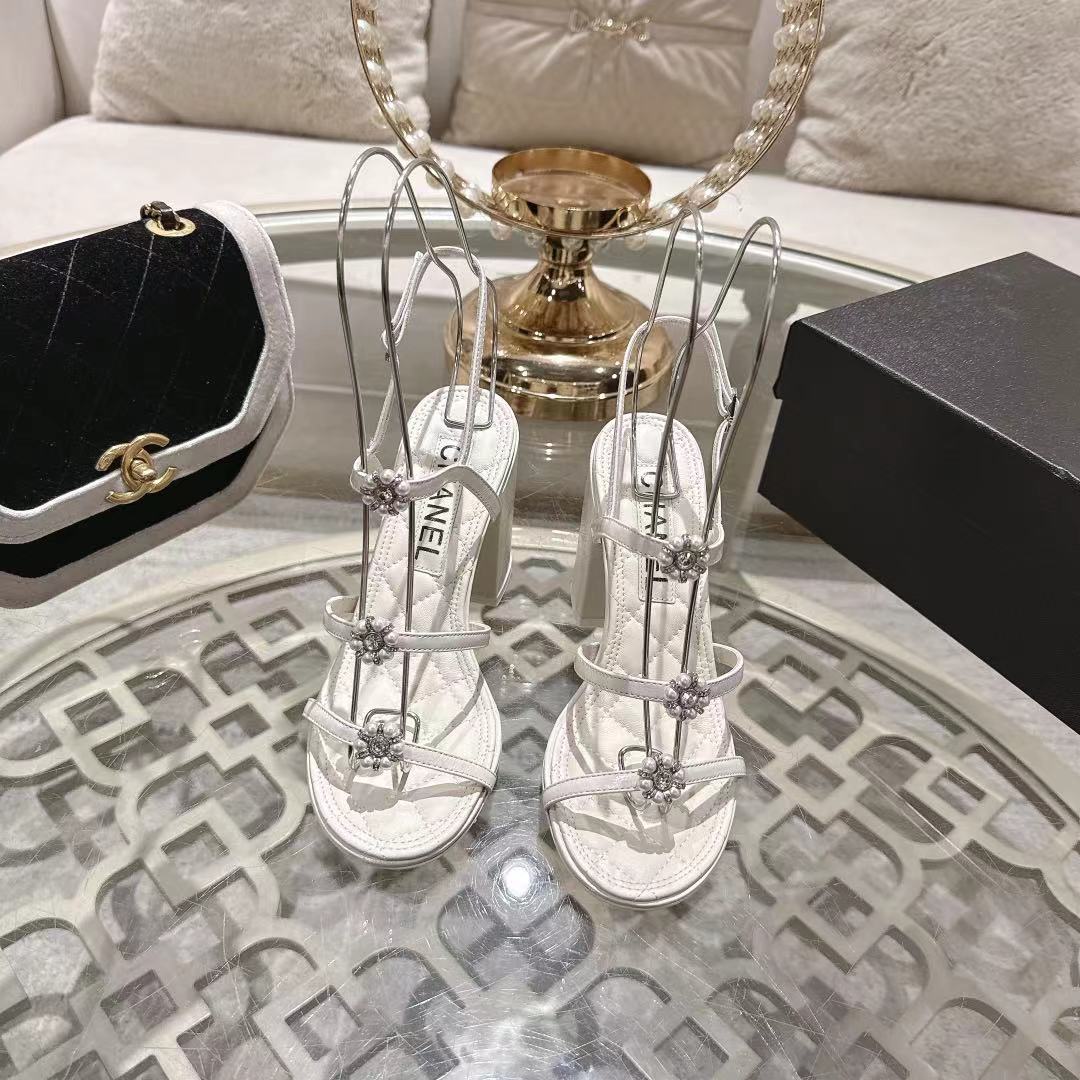 NO:788745,Chanel 26SS Chanel classic camellia high heel block heel sandals reappear!  The classic lambskin is incredibly gentle to the touch. The three-dimensional camellia flower on the upper is Chanel's everlasting elegance code and a confidence that will never go out of style. The moment you put it on, you are 2.8 meters tall, but it is surprisingly light and comfortable, and you can walk around all day without any pressure. Commuting, dating, afternoon tea... It can always be perfectly integrated. Imported sheepskin for the upper, imported sheepskin for the lining, outsole, genuine leather imported from Italy, size 35-41 (40  41 Custom-made (non-refundable), sandals, chanel, chanel, sandals, sheepskin, Leather soles19860909Chanel 26SS款香奈儿经典山茶花高跟粗跟凉鞋 再现！ 经典小羊皮,触感温柔得不像话.鞋面那朵立体山茶花,是 Chanel永不褪色的优雅密码,是永不过时的底气.穿上瞬间气场两米八,却意外地轻盈舒适,暴走一整天也毫无压力.通勤、约会、下午茶… 它总能完美融入 鞋面进口羊皮 内里进口羊皮 大底意大利进口真皮大底 码数35-41（40 41订做不退换）,凉鞋,chanel,chanel,sandals,sheepskin,Leather soles,Women's Shoes