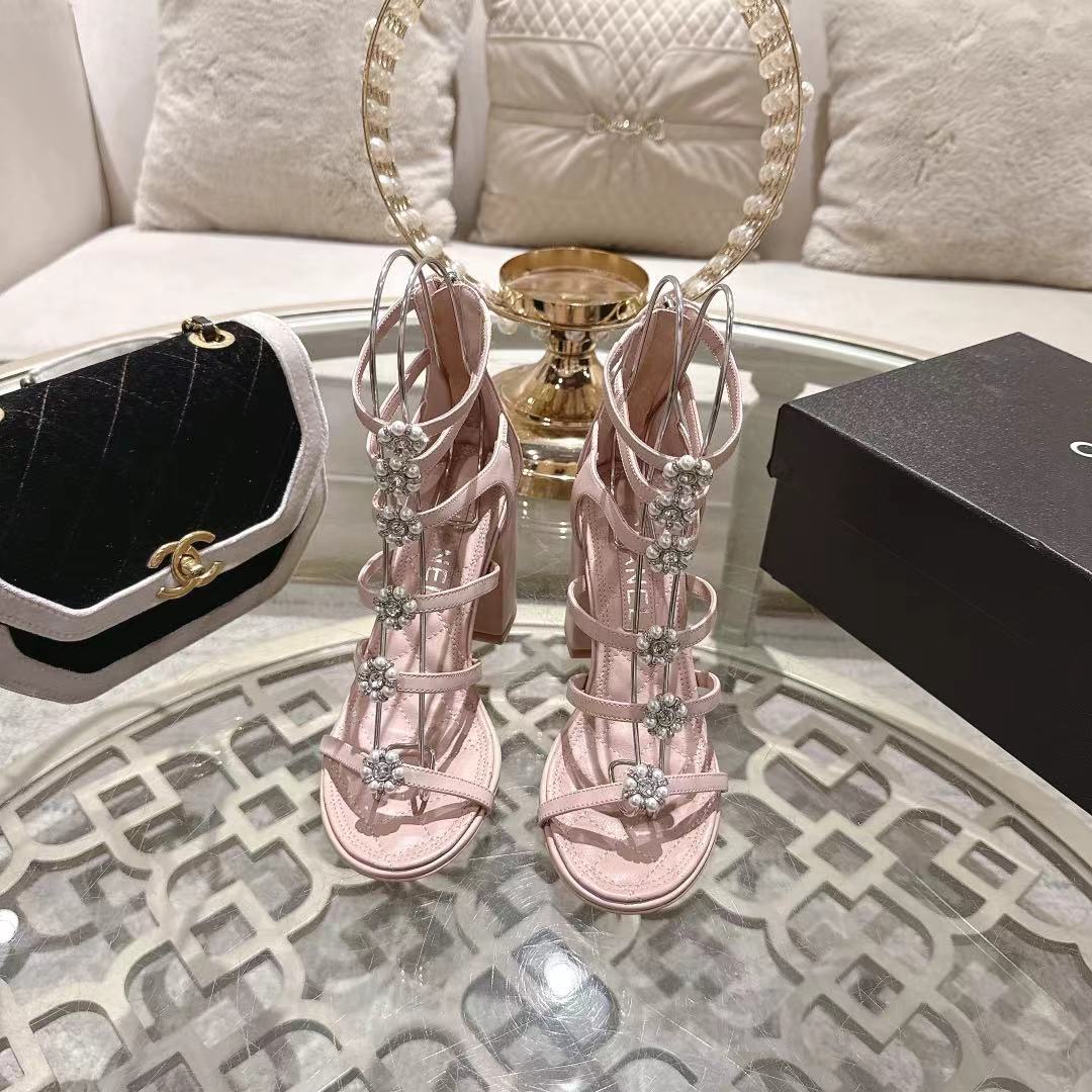 NO:788748,Chanel 26SS Chanel’s classic camellia high-heeled block-heeled sandals reappear!  The classic lambskin is incredibly gentle to the touch. The three-dimensional camellia flower on the upper is Chanel's everlasting elegance code and a confidence that will never go out of style. The moment you put it on, you are 2.8 meters tall, but it is surprisingly light and comfortable, and you can walk around all day without any pressure. Commuting, dating, afternoon tea... It can always be perfectly integrated. Imported sheepskin for the upper, imported sheepskin for the lining, outsole, genuine leather imported from Italy, size 35-41 (40  41 Custom-made (non-refundable), sandals, chanel, chanel, sandals, boots, sheepskin, Leather soles19860909Chanel 26SS款香奈儿经典山茶花高跟粗跟凉靴再现！ 经典小羊皮,触感温柔得不像话.鞋面那朵立体山茶花,是 Chanel永不褪色的优雅密码,是永不过时的底气.穿上瞬间气场两米八,却意外地轻盈舒适,暴走一整天也毫无压力.通勤、约会、下午茶… 它总能完美融入 鞋面进口羊皮 内里进口羊皮 大底意大利进口真皮大底 码数35-41（40 41订做不退换）,凉鞋,chanel,chanel,sandals,boots,sheepskin,Leather soles,Women's Shoes