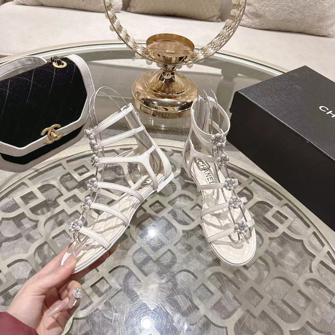 Женские белые босоножки со стразами и жемчугом на плоской подошве Chanel
