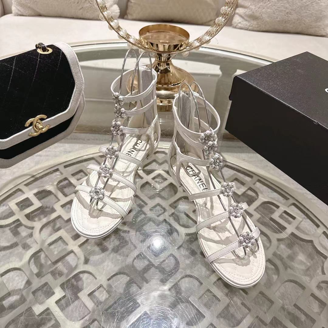 Женские белые босоножки со стразами и жемчугом на плоской подошве Chanel