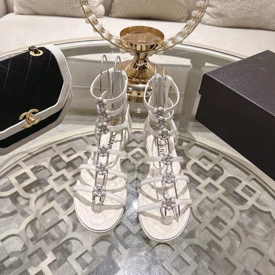 Женские белые босоножки со стразами и жемчугом на плоской подошве Chanel