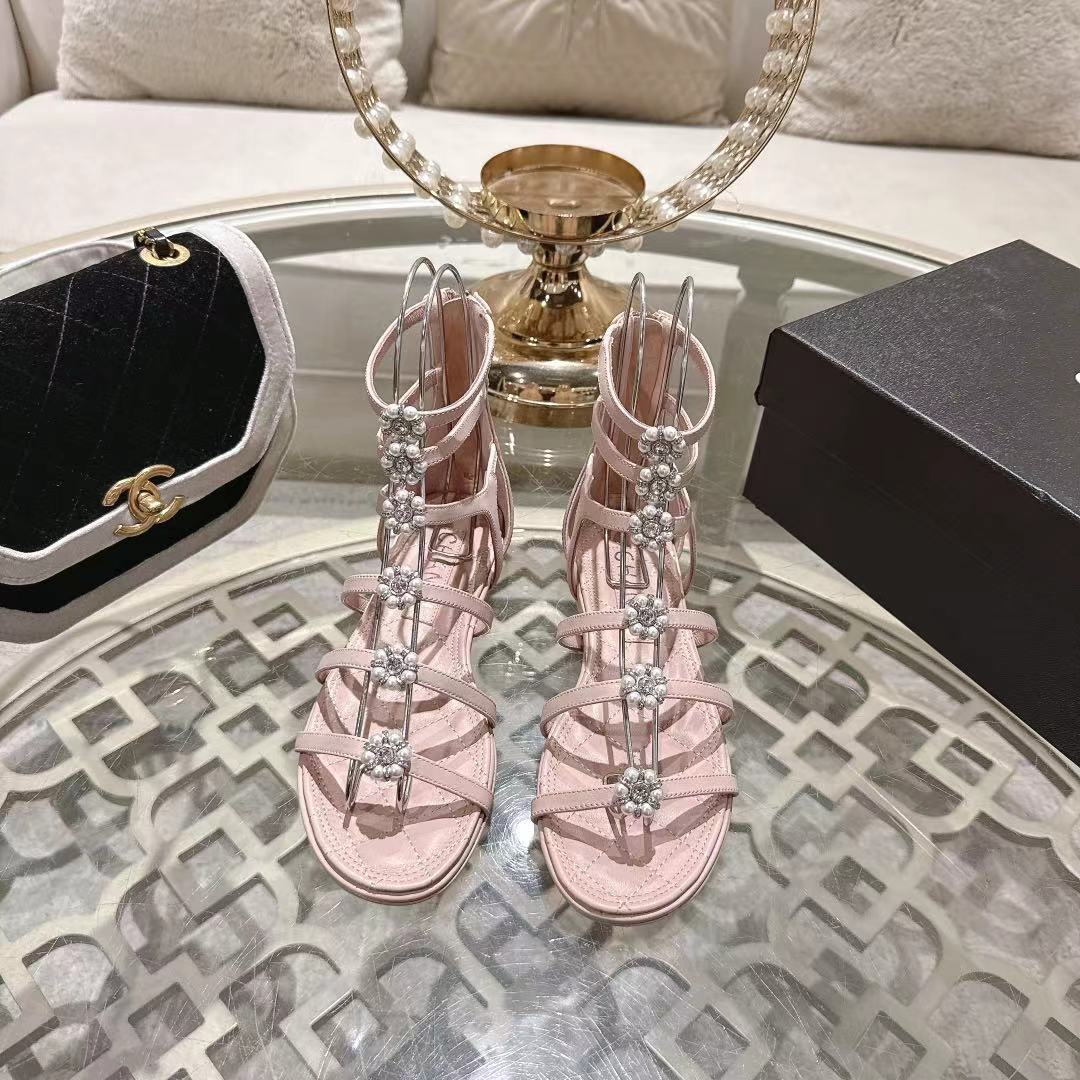 NO:788751,Chanel 26SS Chanel classic camellia flat sandals reappear!  The classic lambskin is incredibly gentle to the touch. The three-dimensional camellia flower on the upper is Chanel's everlasting elegance code and a confidence that will never go out of style. The moment you put it on, you are 2.8 meters tall, but it is surprisingly light and comfortable, and you can walk around all day without any pressure. Commuting, dating, afternoon tea... It can always be perfectly integrated. Imported sheepskin for the upper, imported sheepskin for the lining, outsole, genuine leather imported from Italy, size 35-41 (40  41 Custom-made (non-refundable), sandals, chanel, chanel, sandals, boots, sheepskin, Leather soles19860909Chanel 26SS款香奈儿经典山茶花平底凉靴再现！ 经典小羊皮,触感温柔得不像话.鞋面那朵立体山茶花,是 Chanel永不褪色的优雅密码,是永不过时的底气.穿上瞬间气场两米八,却意外地轻盈舒适,暴走一整天也毫无压力.通勤、约会、下午茶… 它总能完美融入 鞋面进口羊皮 内里进口羊皮 大底意大利进口真皮大底 码数35-41（40 41订做不退换）,凉鞋,chanel,chanel,sandals,boots,sheepskin,Leather soles,Women's Shoes