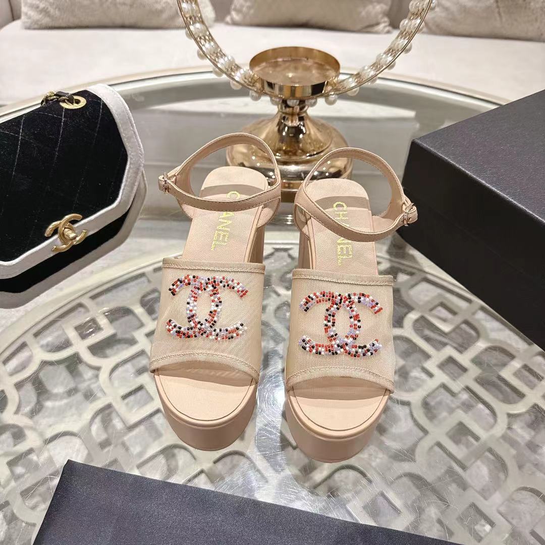 NO:788739,CHANE*｜Xiaoxiang 26SS Double C Beaded Thick Sole Sandals and Slippers Xiaoxiang 26P comes with starlight in early spring. Turn the Double C Logo into a shining focus. Beads are embellished on the shoe body with hand-made inlay technology. The light and shadow flow reflect the dazzling luster of the golden age. The ingeniously crafted thick sole design of the waterproof platform cleverly stretches the leg lines and easily outlines superior proportions. Particularly friendly to small people, making the body slim in seconds. Simple one-word strap outlines the ankle line.  The shoe shape accommodates wide feet and shows a sense of relaxation. Whether it is a gauze skirt for an island vacation or a wide-leg pants for urban commuting, it can light up the shape with starlight texture and interpret the timeless elegance of quiet luxury. The original mesh upper is hot-drilled and the lining is tiptoe sheepskin. The outsole is the original molded custom foam outsole.  Size 35-39 (40/41 customized, non-returnable), sandals, chanel, sandals, slippers, skirts, sheepskin, gold19860909CHANE*｜小香26SS双C串珠厚底 凉鞋拖鞋 小香26P早春携星光而来 将双C Logo化作闪耀焦点 串珠以手工镶嵌工艺缀于鞋身 光影流转间折射黄金时代的璀璨光泽 匠心打造的防水台厚底设计 巧妙拉伸腿部线条 轻松勾勒优越比例 对小个子格外友好 秒变修长身形 简约一字带勾勒脚踝线条 鞋型包容宽脚型 尽显松弛感. 无论是海岛度假的纱裙 还是都市通勤的阔腿裤 皆能以星光质感点亮造型 诠释静奢风的永恒优雅. 鞋面原版网面烫钻 内里踮脚羊皮 大底原版开模定制发泡大底 码数35-39（40/41定做不退换）,凉鞋,chanel,sandals,slippers,skirts,sheepskin,gold,Women's Shoes