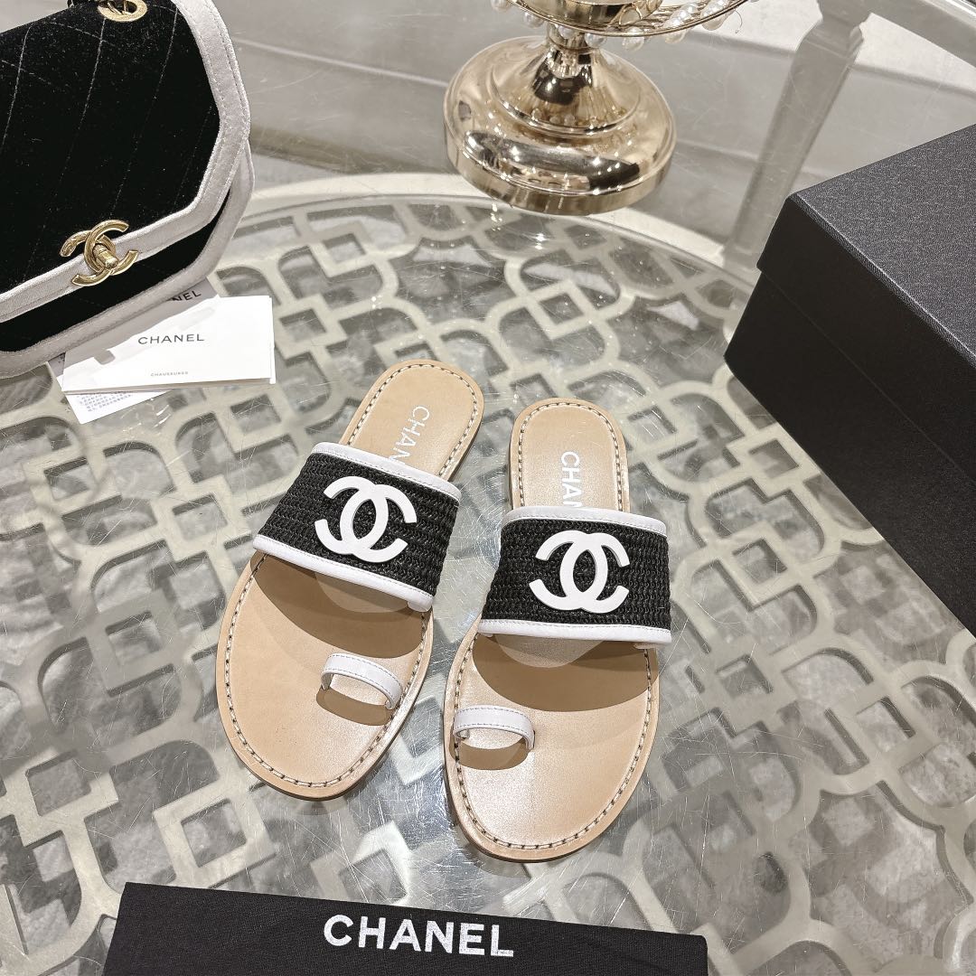 NO:788732,CHANEL Chanel's latest 202SS spring and summer double C slippers are a must-have for summer for many celebrity fashion bloggers. I have been impressed by its beauty. The slippers are casual and natural, and they also highlight the high-end sense of the brand's characteristics. They are super fashionable on the feet. The ergonomic design ensures super comfortable feet. The uppers are made of imported woven breathable materials. The inner mixed sheepskin outsole is made of Italian genuine leather.  Size 35-41 (41 is customized and non-refundable), slippers, chanel, chanel, slippers, sheepskin, Leather soles19860909CHANEL香奈儿202SS春夏最新款双C拖鞋  超多明星时尚博主种草 夏天必备 大爆款 已经被它的美貌折服 有拖鞋随性自然 又彰显品牌特色满满的高级感 上脚超洋气 人体工程学设计保证脚感超级舒适 鞋面进口编织透气材料 内里混种羊皮 大底意大利真皮大底 码数35-41（41定做不退换）,拖鞋,chanel,chanel,slippers,sheepskin,Leather soles,Women's Shoes
