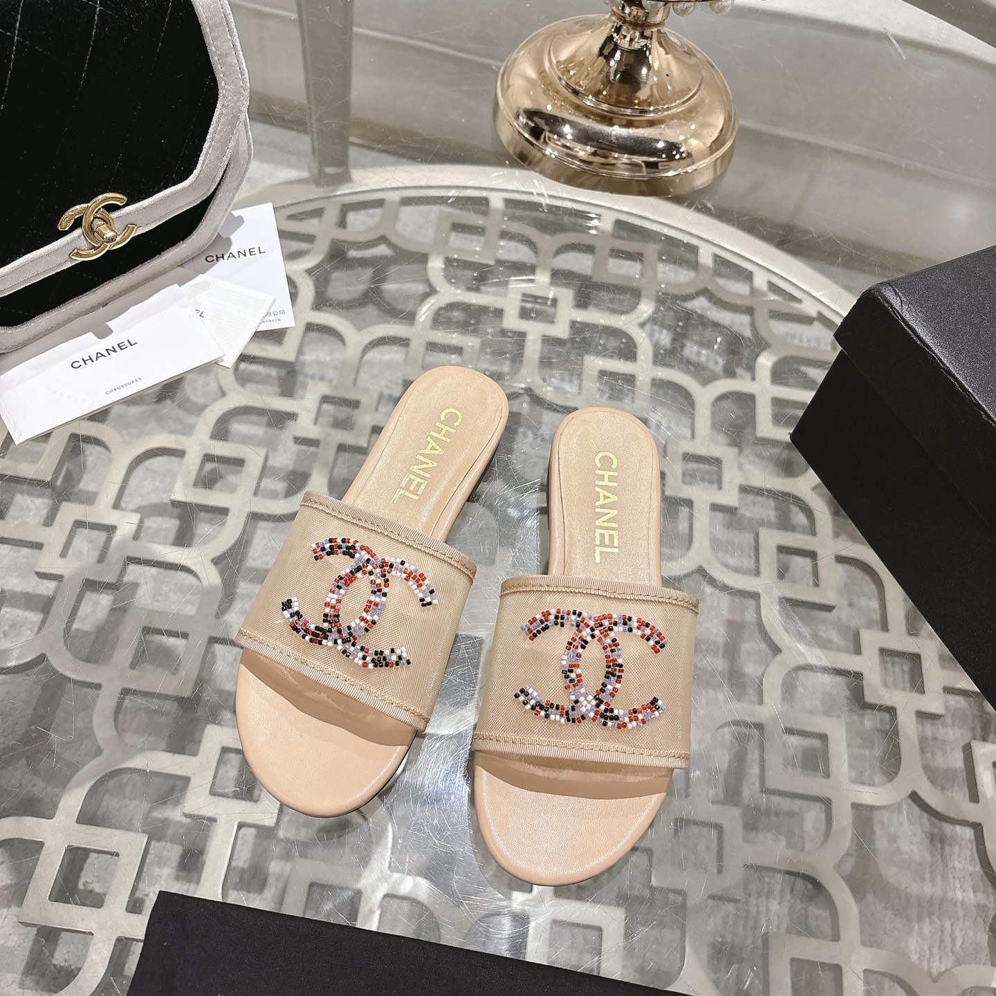 NO:788736,CHANE*｜Xiaoxiang 26SS Double C beaded slippers Xiaoxiang 26P comes with starlight in early spring. Turn the Double C Logo into a shining focus. Beads are embellished on the shoe body with hand-made inlay technology. The light and shadow flow reflect the dazzling luster of the golden age. The ingeniously crafted waterproof platform thick-soled design cleverly stretches the leg lines and easily outlines superior proportions. Particularly friendly to small people. Transform into a slender figure in seconds. Simple one-word strap outlines the ankle line. The shoe shape accommodates wide feet.  Showing a sense of relaxation. Whether it is a gauze skirt for an island vacation or a wide-leg trousers for urban commuting, it can light up the style with starlight texture and interpret the eternal elegance of quiet luxury style. Original mesh hot diamond on the upper, tiptoe sheepskin outsole, original molded custom foam outsole, size 35-39 (40/41 custom-made, non-refundable), slippers, chanel, slippers, skirts, sheepskin, gold19860909CHANE*｜小香26SS双C串珠拖鞋 小香26P早春携星光而来 将双C Logo化作闪耀焦点 串珠以手工镶嵌工艺缀于鞋身 光影流转间折射黄金时代的璀璨光泽 匠心打造的防水台厚底设计 巧妙拉伸腿部线条 轻松勾勒优越比例 对小个子格外友好 秒变修长身形 简约一字带勾勒脚踝线条 鞋型包容宽脚型 尽显松弛感. 无论是海岛度假的纱裙 还是都市通勤的阔腿裤 皆能以星光质感点亮造型 诠释静奢风的永恒优雅. 鞋面原版网面烫钻 内里踮脚羊皮 大底原版开模定制发泡大底 码数35-39（40/41定做不退换）,拖鞋,chanel,slippers,skirts,sheepskin,gold,Women's Shoes