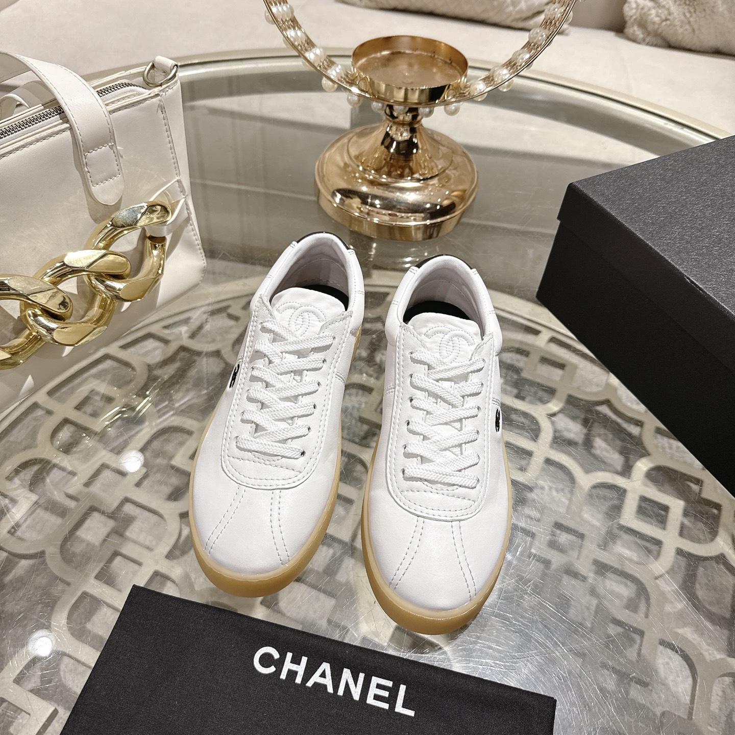 NO:868262,Chanel26s early spring new sports and casual shoes Forrest shoes Dexun shoes Xiaoxiang C Home Another super popular model in the counter, the love of Internet celebrity bloggers and ladies, various praises on social platforms, and extremely popular This classic design; the upper is electro-embroidered with a variety of craftsmanship; the outsole is fashionable and sporty; the extraordinary inclusion of a variety of color matching elements... The diversified mix and match is very good-looking and versatile, and can be used for leisure, fashion, sports, and outdoor... The upper is imported silk cowhide  Water-dyed sheepskin lining, TPU outsole, size 35-41 (41 customized), casual shoes/sports shoes, chanel, chanel, sneakers, cowhide, sheepskin19860909Chanel26s早春新款运动休闲鞋 阿甘鞋 德讯鞋 小香 C家 专柜又一超级大爆款,网红博主小姐姐们的挚爱,社交平台的各种夸赞,人气超高 这款经典设计；鞋面多种工艺电绣的风格；大底却时尚运动；不平凡的拥入了多种配色元素…… 多元化混搭非常好看百搭,休闲,时尚,运动,户外都能兼顾…… 鞋面进口丝绸牛皮 内里水染羊皮 大底TPU大底 码数35-41（41定做）,休闲鞋/运动鞋,chanel,chanel,sneakers,cowhide,sheepskin,Women's Shoes