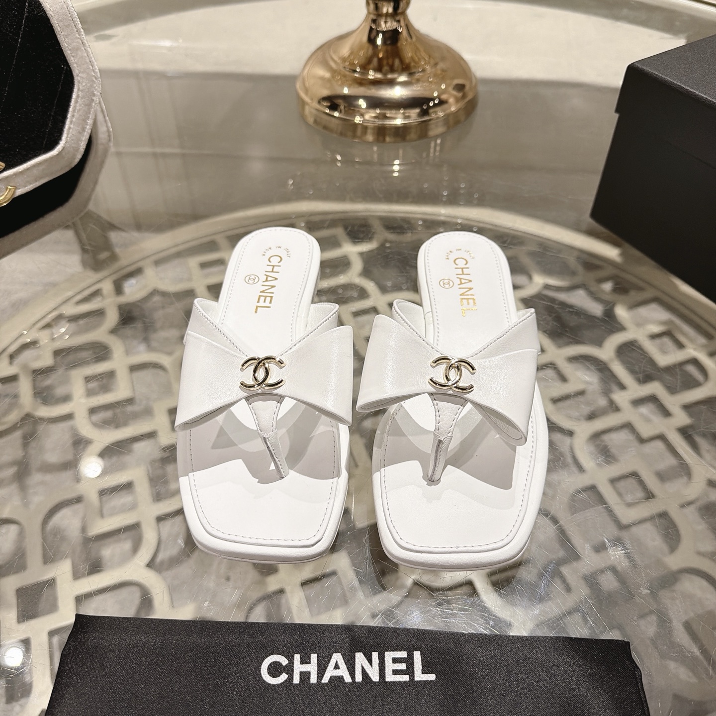 𝐂𝐇𝐀𝐍𝐄𝐋 | Xiaoxiang 26𝐬𝐬Nuevos productos de primavera y verano, estilo de pasarela clásico contrario Las chancla…