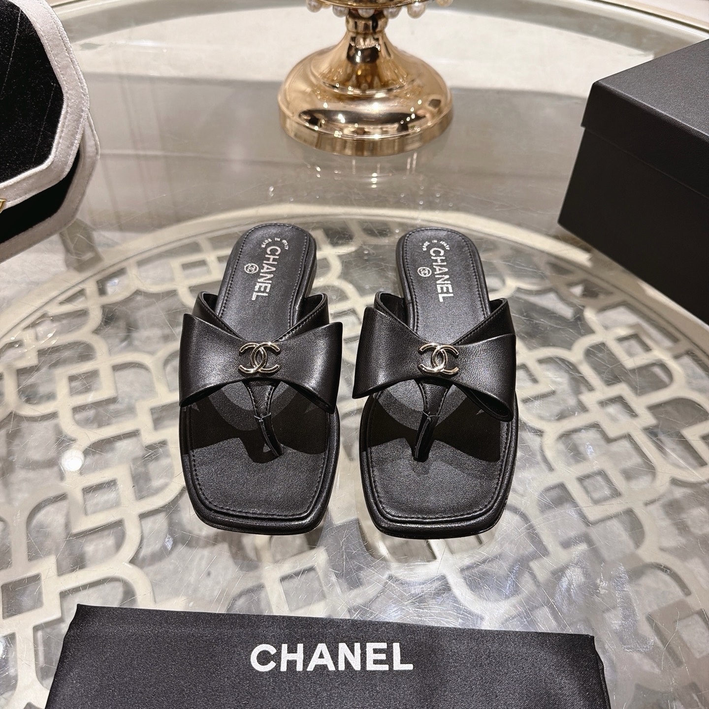𝐂𝐇𝐀𝐍𝐄𝐋 | Xiaoxiang 26𝐬𝐬Nuevos productos de primavera y verano, estilo de pasarela clásico contrario Las chancla…