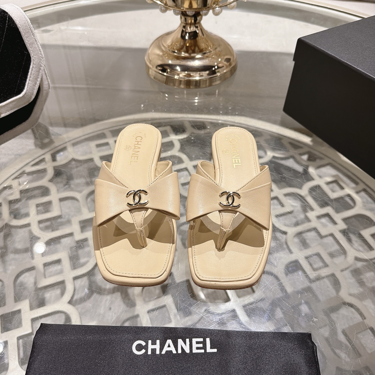 𝐂𝐇𝐀𝐍𝐄𝐋 | Xiaoxiang 26𝐬𝐬Nuevos productos de primavera y verano, estilo de pasarela clásico contrario Las chancla…