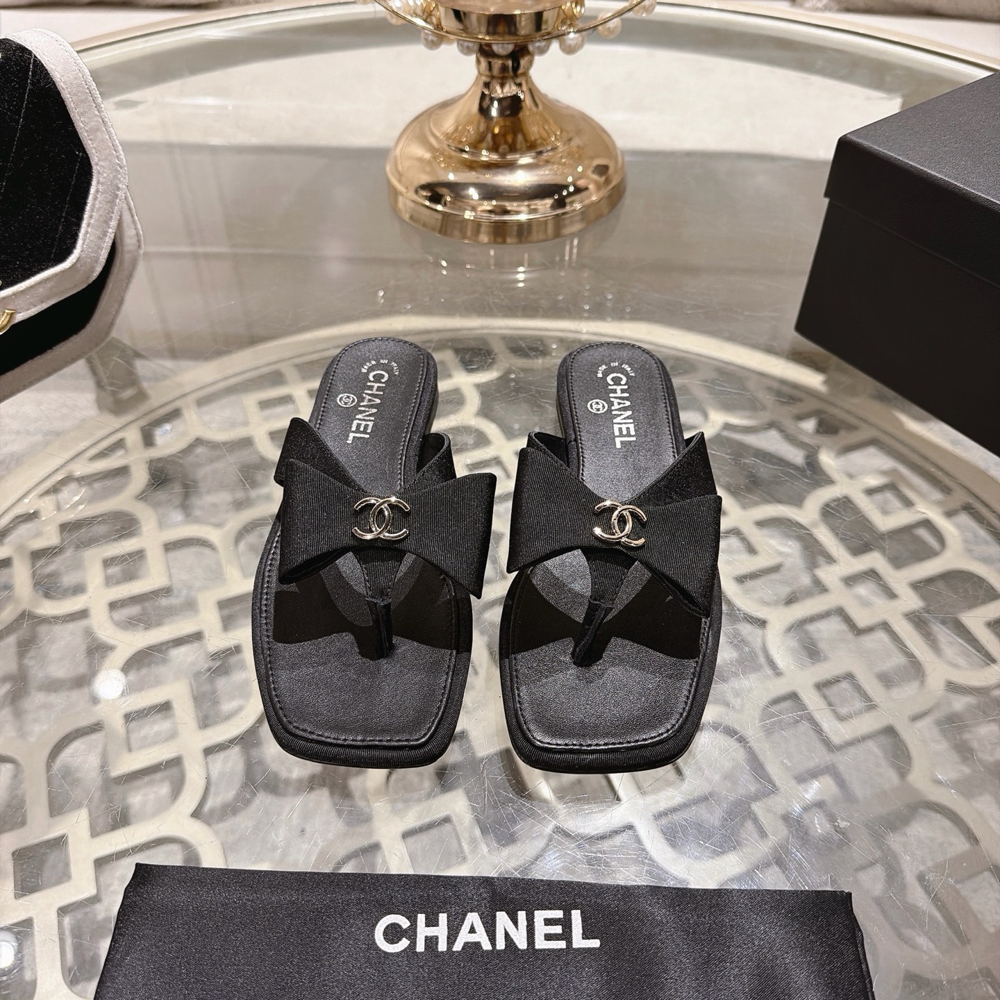 𝐂𝐇𝐀𝐍𝐄𝐋 | Xiaoxiang 26𝐬𝐬Nuevos productos de primavera y verano, estilo de pasarela clásico contrario Las chancla…