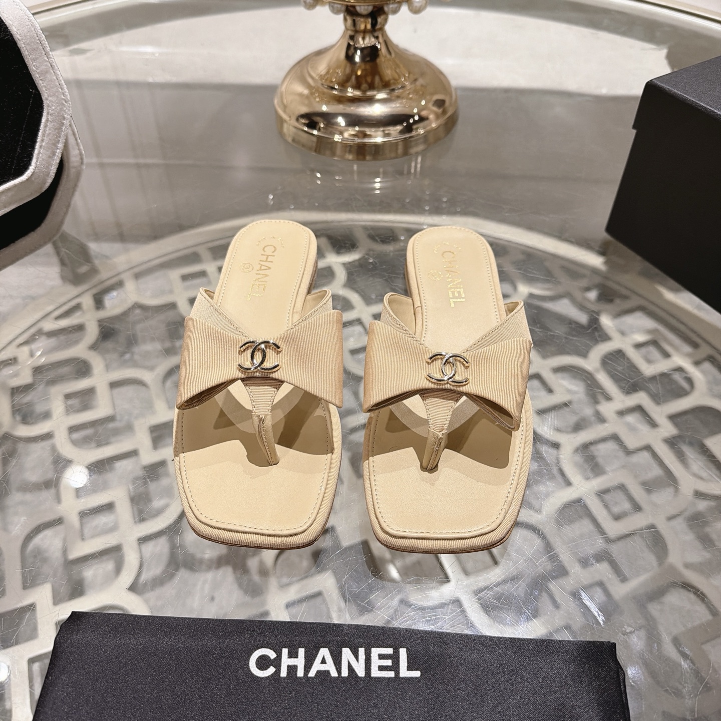 𝐂𝐇𝐀𝐍𝐄𝐋 | Xiaoxiang 26𝐬𝐬Nuevos productos de primavera y verano, estilo de pasarela clásico contrario Las chancla…