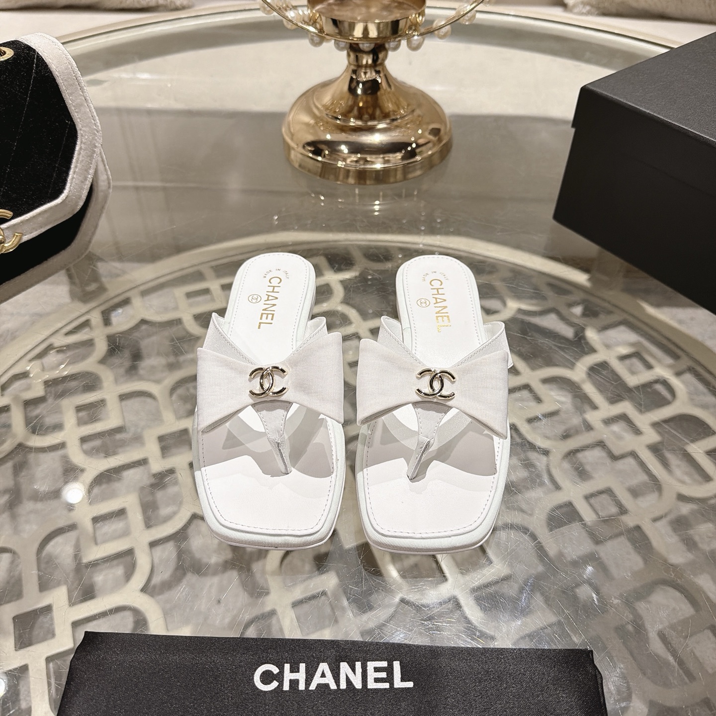 𝐂𝐇𝐀𝐍𝐄𝐋 | Xiaoxiang 26𝐬𝐬Nuevos productos de primavera y verano, estilo de pasarela clásico contrario Las chancla…