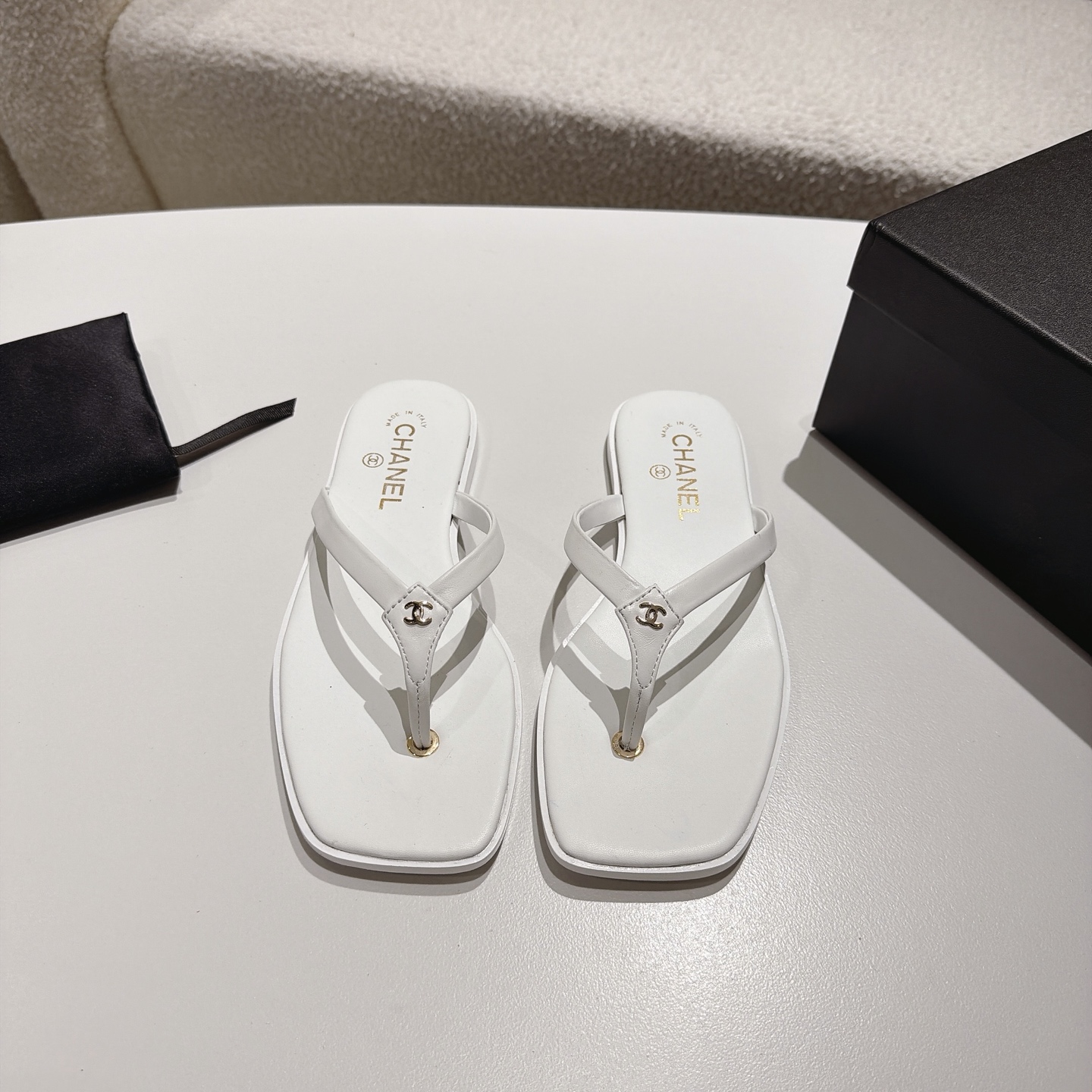 Las nuevas chanclas de verano con punta cuadrada de Chane * Xiaoxiang 26 vienen con un ambiente relajado, lujoso e info…