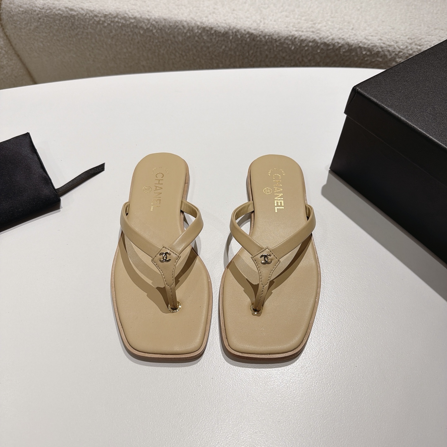 Las nuevas chanclas de verano con punta cuadrada de Chane * Xiaoxiang 26 vienen con un ambiente relajado, lujoso e info…