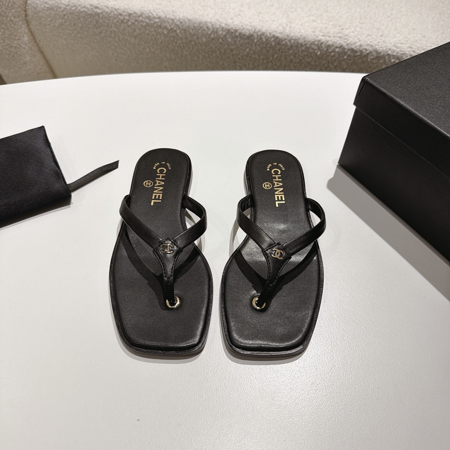Las nuevas chanclas de verano con punta cuadrada de Chane * Xiaoxiang 26 vienen con un ambiente relajado, lujoso e info…
