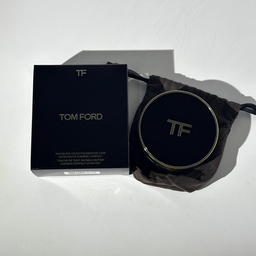 Base de maquillaje en almohadilla TF Silk Matte 12g! Números de color: 0.4# tono de piel frío, 0.5# tono de piel claro.