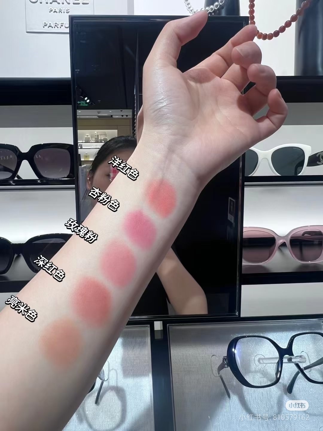 专/50💰
香奈儿秋季腮红8g！色号：ROSE ARDENT#玫瑰色，ROSE  RADIANT#杏粉色，BEIGE ECLATANT#亮米色，ROUGE FRANC#洋红色。