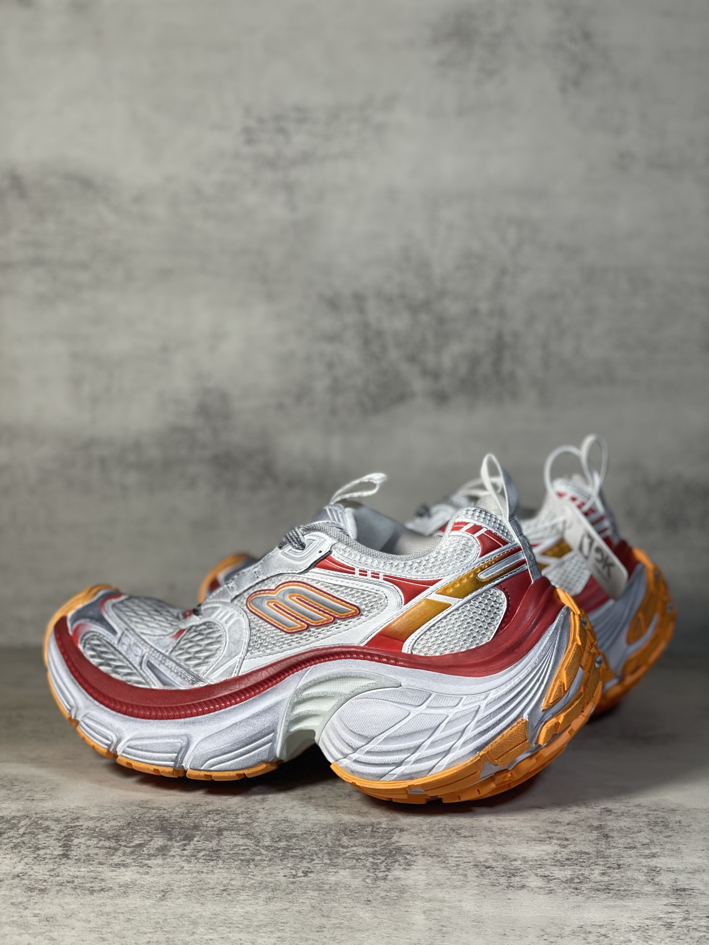 巴黎世家新款10XL
Balenciaga 10XL 纯原版本强势出货 重工打造 所有配件均通过定做出产正品裁片 正确字体电绣 粗细、位置、大小正确 侧边TPU 透气孔匹配意产原版 ，TPU软底 原版一致 "Balenciaga" 大底LOGO 立体感十足 原厂皮料 采购原厂网纱 
Size 35 36 37 38 39 40 41 42 43 44 45 46