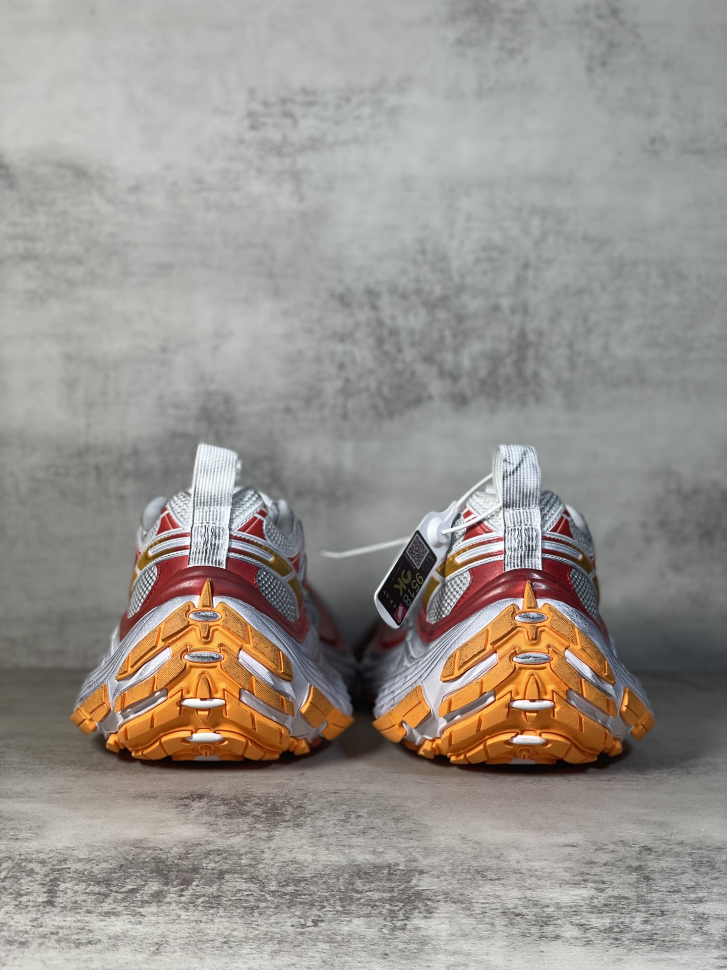 巴黎世家新款10XL
Balenciaga 10XL 纯原版本强势出货 重工打造 所有配件均通过定做出产正品裁片 正确字体电绣 粗细、位置、大小正确 侧边TPU 透气孔匹配意产原版 ，TPU软底 原版一致 "Balenciaga" 大底LOGO 立体感十足 原厂皮料 采购原厂网纱 
Size 35 36 37 38 39 40 41 42 43 44 45 46