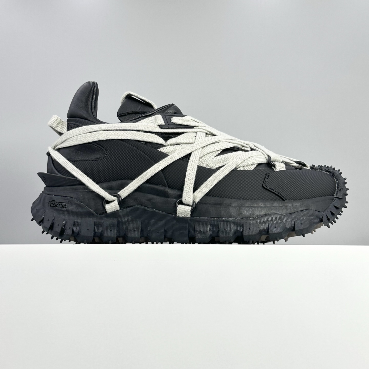 NO:228663,RICK OWENS x Moncler Trailgri GTX co-branded model [Round toe lace, top layer cowhide, original box original logo] Shock-absorbing and tear-resistant outdoor sports shoes Moncler can seamlessly blend high-end design elements with comprehensive practicality, launching this all-round off-road shoe made of super durable parts for harsh environments. It features a ripped-resistant mesh upper, GORE-TEX waterproof coating, Tech Tough rubber reinforcement and Vibram MERAGRI anti-slip pattern sole. It offers unparalleled comfort and stability. Whether you are off-road, hiking or city stroll, this is the ultimate companion for the latest Trailgria. Achieve the lightest off-road performance Original shoes purchased Support any comparison Cordura ripped-resistant nylon Goretex waterproof material  3M reflective belt Round head strap Tech Tough rubber reinforcement Vibram MEGAGRI anti-slip pattern outsole RB MD carbon plate Tu five-layer separation outsole combination Size 36 37 38 39 40 41 42 43 44 45 46, casual shoes/sports shoes, christian louboutin, Moncler, sneakers, cowhide19860909RICK OWENS x Moncler盟可睐 Trailgri GTX联名款【圆头系带 头层牛皮 原盒原标】减震抗撕裂户外运动鞋  Moncler能够将高端设计元素与全面实用性无缝融合,推出这款采用超级耐用的部件制成,适用于恶劣的环境全能越野鞋.采用防撕裂网眼鞋面,GORE-TEX防水涂层,Tech Tough橡胶加固和Vibram MERAGRI防滑花纹鞋底.提供无与伦比的舒适和稳定性.无论您是越野还是徒步旅行还是城市漫步,这对最新的Trailgria 都是终极伴侣.实现最轻量化的越野性能 原鞋购入 支持任何比对 Cordura 防撕裂尼龙 Goretex防水材质 3M反光带 圆头绑带 Tech Tough橡胶加固 Vibram MEGAGRI防滑花纹大底 RB MD 碳板 Tu 五层分离大底组合 尺码36 37 38 39 40 41 42 43 44 45 46,休闲鞋/运动鞋,christian louboutin,Moncler,sneakers,cowhide,Women's Shoes