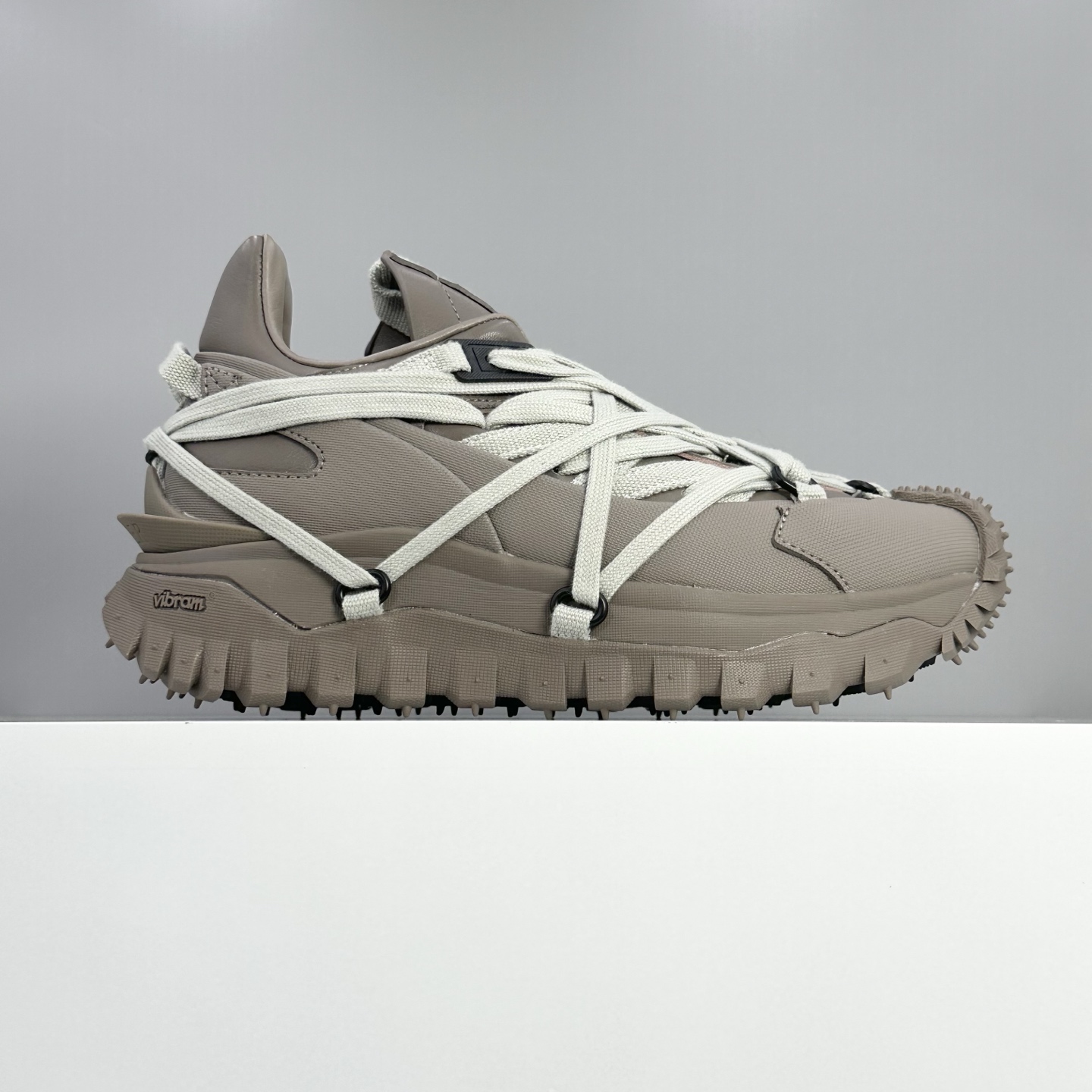NO:228667,RICK OWENS x Moncler Trailgri GTX co-branded model [Round toe lace, top layer cowhide, original box original logo] Shock-absorbing and tear-resistant outdoor sports shoes Moncler can seamlessly blend high-end design elements with comprehensive practicality, launching this all-round off-road shoe made of super durable parts for harsh environments. It features a ripped-resistant mesh upper, GORE-TEX waterproof coating, Tech Tough rubber reinforcement and Vibram MERAGRI anti-slip pattern sole. It offers unparalleled comfort and stability. Whether you are off-road, hiking or city stroll, this is the ultimate companion for the latest Trailgria. Achieve the lightest off-road performance Original shoes purchased Support any comparison Cordura ripped-resistant nylon Goretex waterproof material  3M reflective belt Round head strap Tech Tough rubber reinforcement Vibram MEGAGRI anti-slip pattern outsole RB MD carbon plate Tu five-layer separation outsole combination Size 36 37 38 39 40 41 42 43 44 45 46, casual shoes/sports shoes, christian louboutin, Moncler, sneakers, cowhide19860909RICK OWENS x Moncler盟可睐 Trailgri GTX联名款【圆头系带 头层牛皮 原盒原标】减震抗撕裂户外运动鞋  Moncler能够将高端设计元素与全面实用性无缝融合,推出这款采用超级耐用的部件制成,适用于恶劣的环境全能越野鞋.采用防撕裂网眼鞋面,GORE-TEX防水涂层,Tech Tough橡胶加固和Vibram MERAGRI防滑花纹鞋底.提供无与伦比的舒适和稳定性.无论您是越野还是徒步旅行还是城市漫步,这对最新的Trailgria 都是终极伴侣.实现最轻量化的越野性能 原鞋购入 支持任何比对 Cordura 防撕裂尼龙 Goretex防水材质 3M反光带 圆头绑带 Tech Tough橡胶加固 Vibram MEGAGRI防滑花纹大底 RB MD 碳板 Tu 五层分离大底组合 尺码36 37 38 39 40 41 42 43 44 45 46,休闲鞋/运动鞋,christian louboutin,Moncler,sneakers,cowhide,Women's Shoes