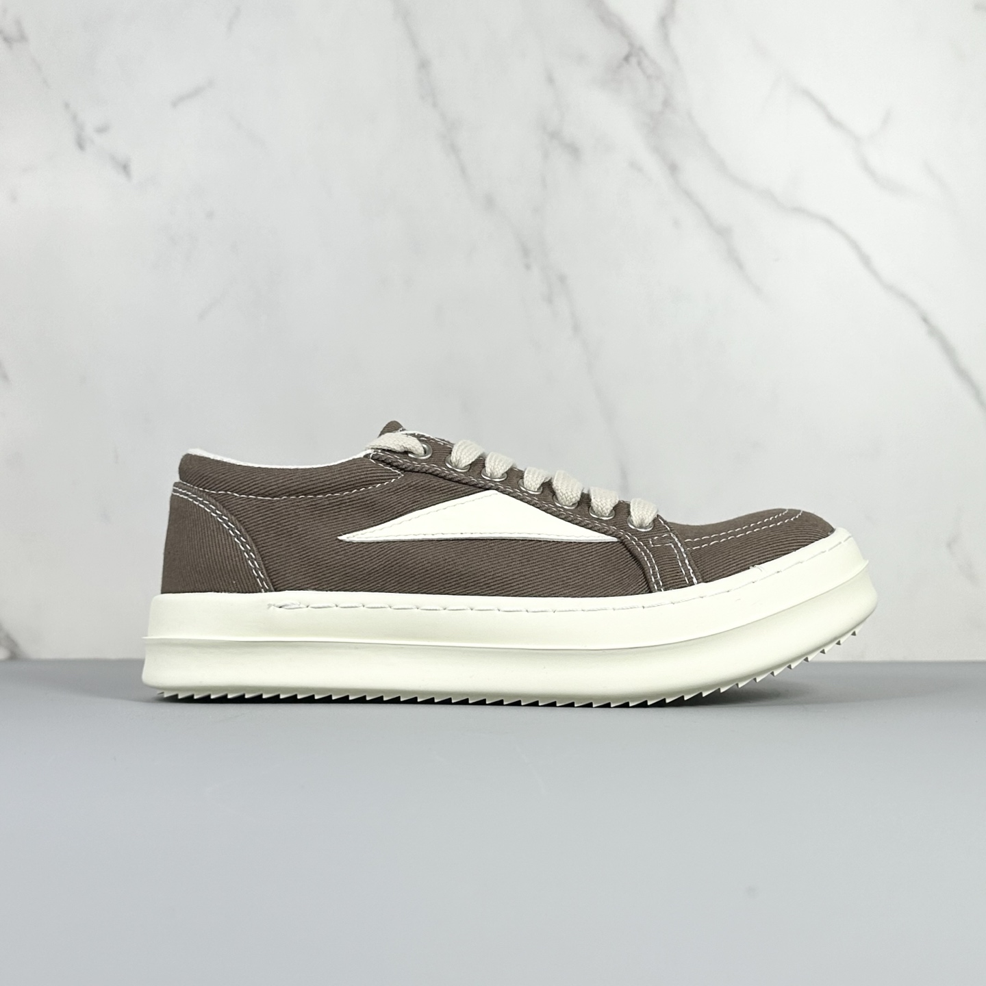 NO:639509,Shipped today RO sneakers, mesh surface, original box, original size 35-46 (no half size) Rick Owens DRKSHDW gray-brown retro sneakers, genderless, avant-garde style, comfortable and casual modern statement Looking for the perfect balance between avant-garde design and daily practical wear?  Rick Owens' sub-line brand DRKSHDW brings you this low-top sneaker that interprets the essence of retro. It is not only a shoe, but also a fashion item that incorporates Rick Owens' iconic aesthetic genes. It injects an avant-garde soul into your daily style with a low-key but highly recognizable attitude.19860909今天出货 RO 板鞋 网布面原盒原标 35-46（无半码） Rick Owens DRKSHDW 灰棕复古板鞋无性别前卫风尚,舒适随性的摩登宣言 在先锋设计与日常实穿之间寻找完美平衡？Rick Owens副线品牌DRKSHDW为您带来这款诠释复古精髓的低帮板鞋.它不仅是鞋履,更是融入Rick Owens标志性美学基因的时尚单品,以低调却极具辨识度的姿态,为您的日常造型注入前卫灵魂.,,Men's shoes